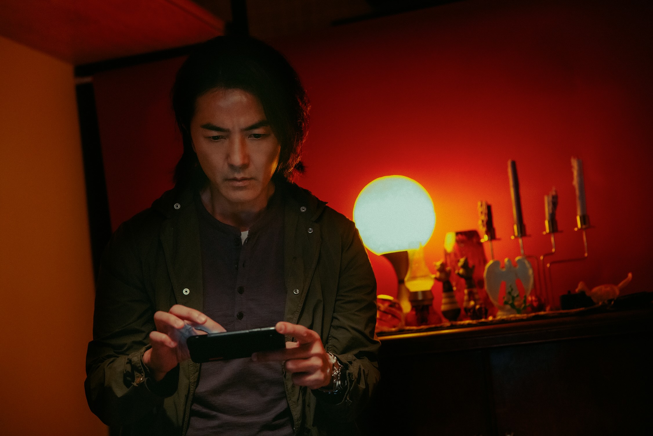 鄭伊健飾演警探陳家任，帥勁滿分，堪稱無死角演出，是跨世代觀眾都能認同的巨星。（Netflix提供）