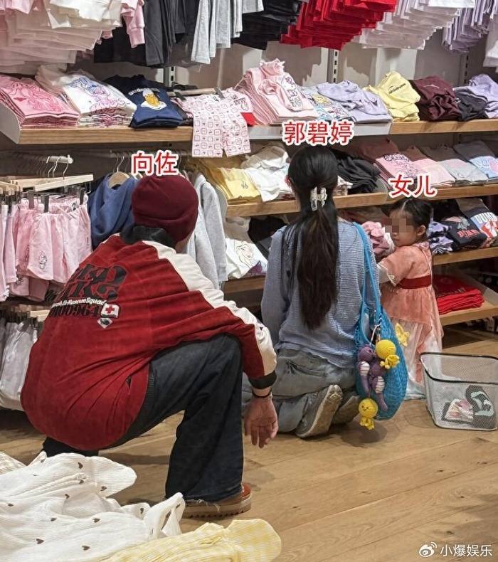向左和郭碧婷陪女兒逛新加坡平價服飾店,郭碧婷跪在地上,細心照顧女兒。(翻攝微博)