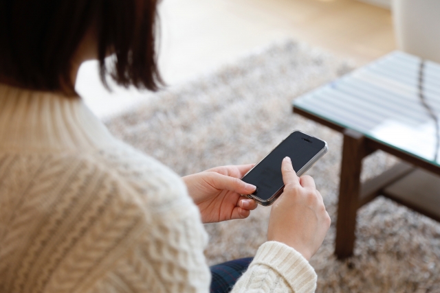 中國一名19歲少女瘋狂打賞直播主，短短一年就敗光數千萬家產。（示意圖，photoAC）
