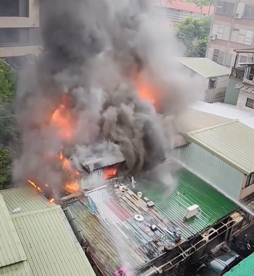 木柵民宅今早發生火警，濃煙竄天火勢驚人。（翻攝畫面）