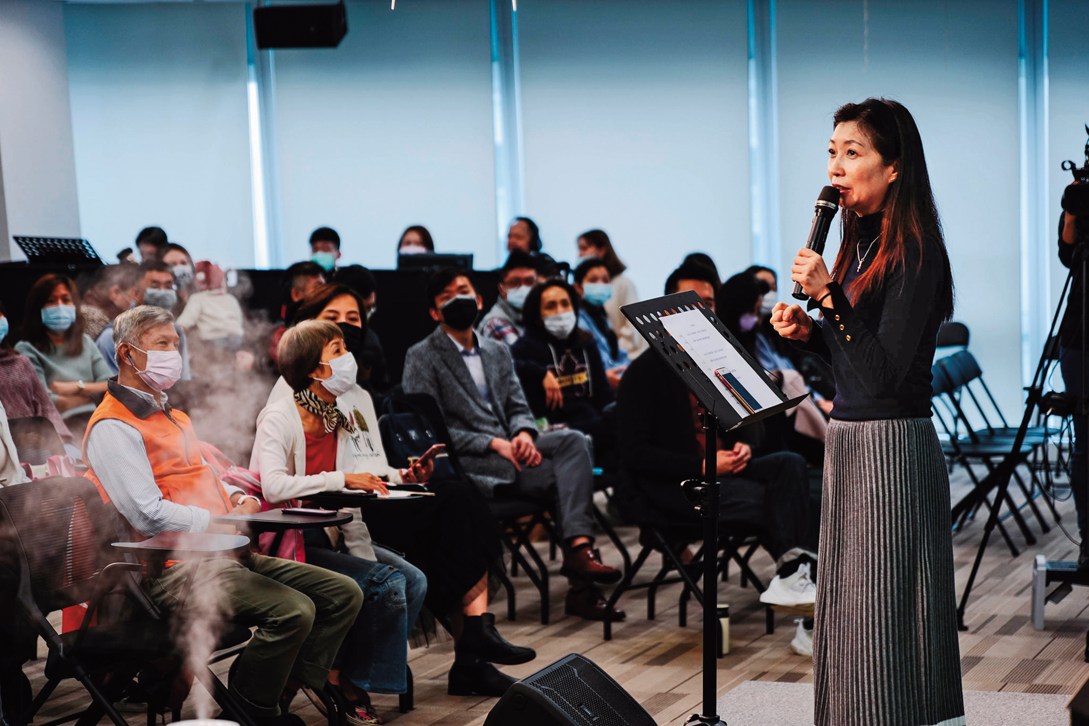 黃嘉千（右）篤信基督，常在教會分享心路歷程，信仰上與夏克立有很大歧異。（翻攝自心欣城市教會）