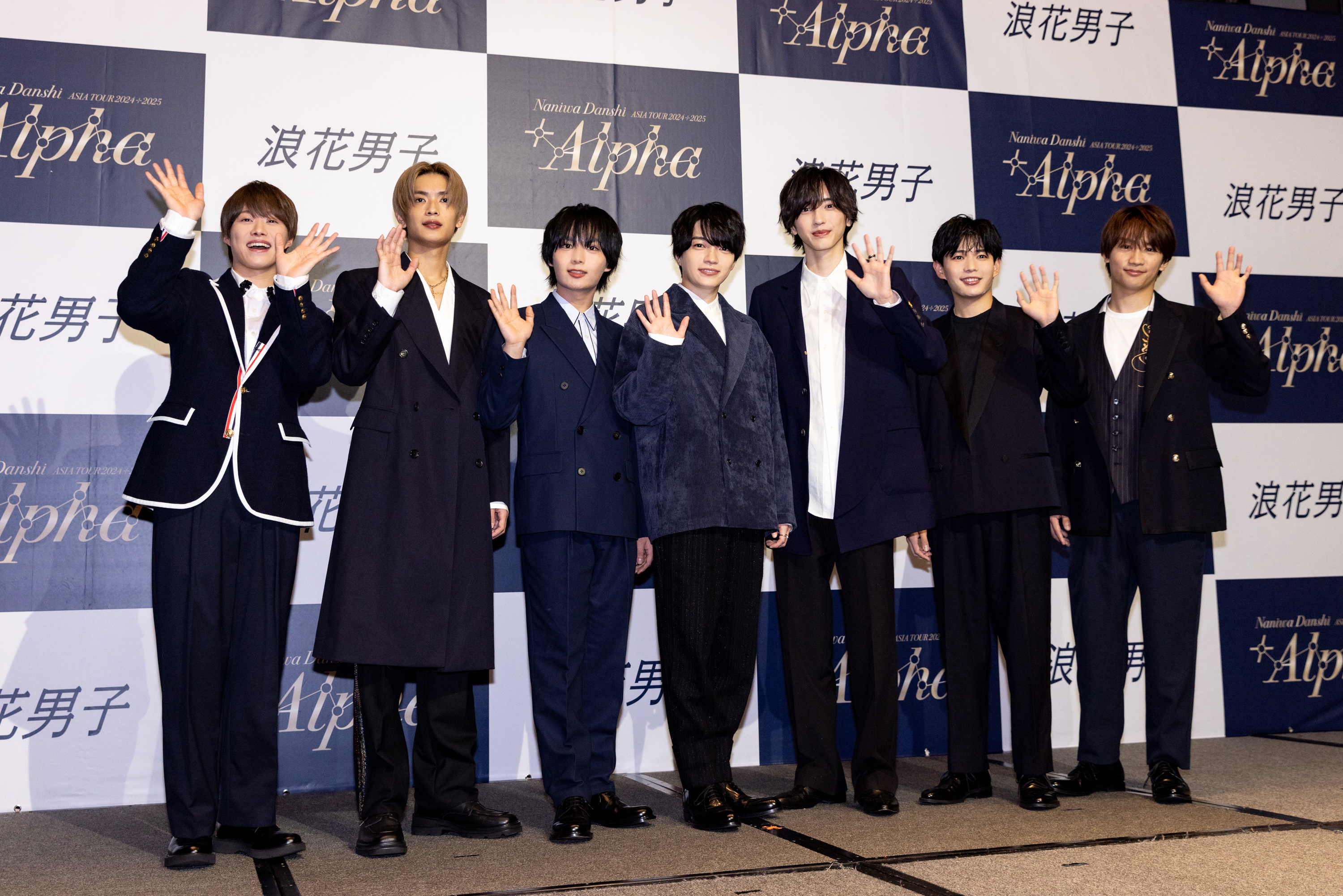 浪花男子在記者會拿到珍珠奶茶驚訝又大又重。