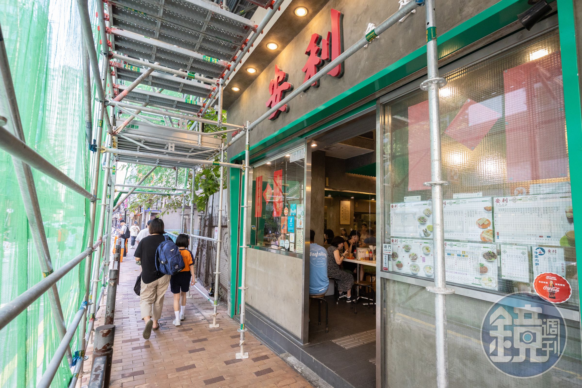 安利魚蛋粉麵創立於1966年，從牌檔到店舖，經歷2次搬遷，不曾離開過東大街。