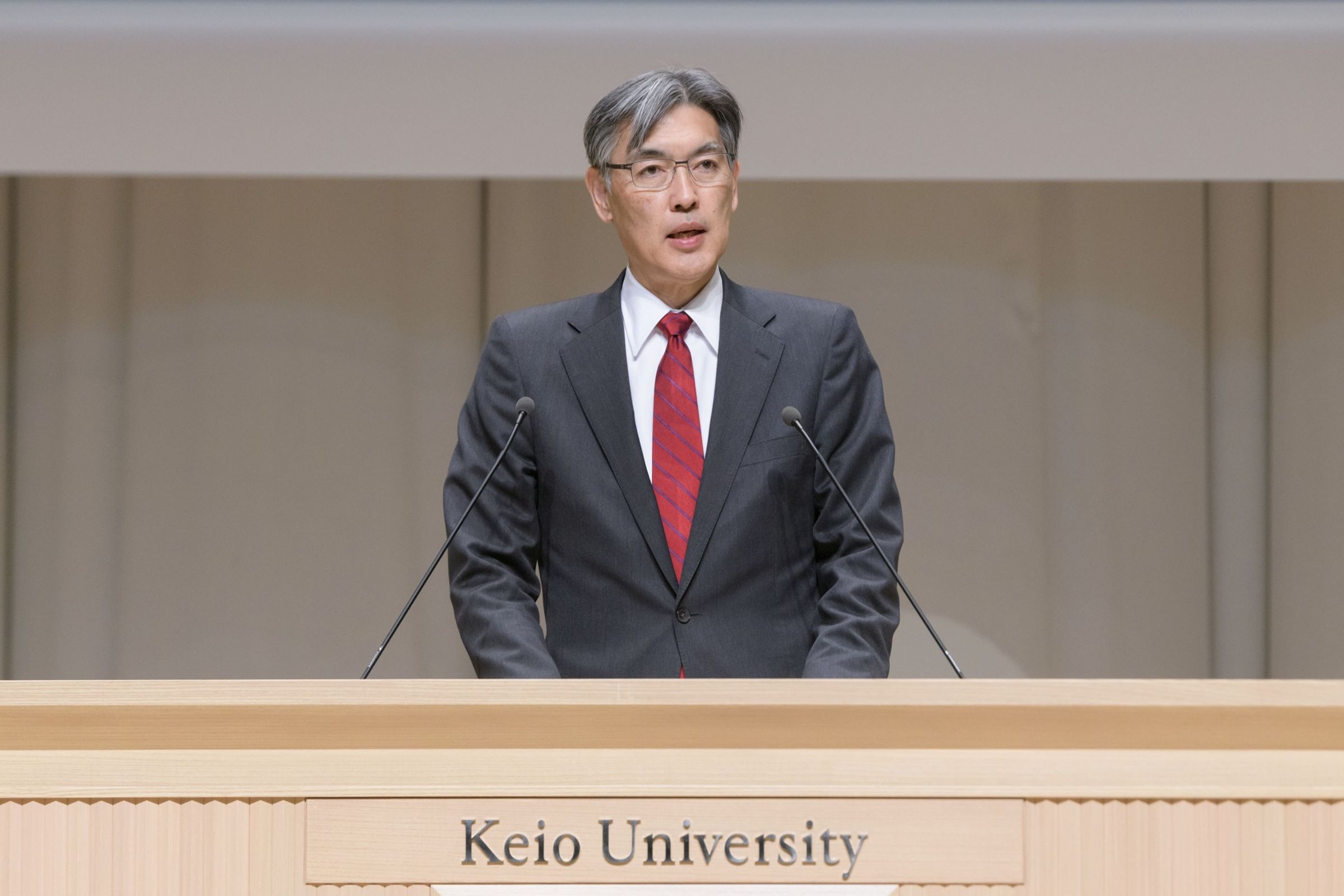 慶應大學校長伊藤公平提議「國立及公立大學學費應調高到每年150萬日圓左右」。（翻攝自臉書@Keio University Global Page）