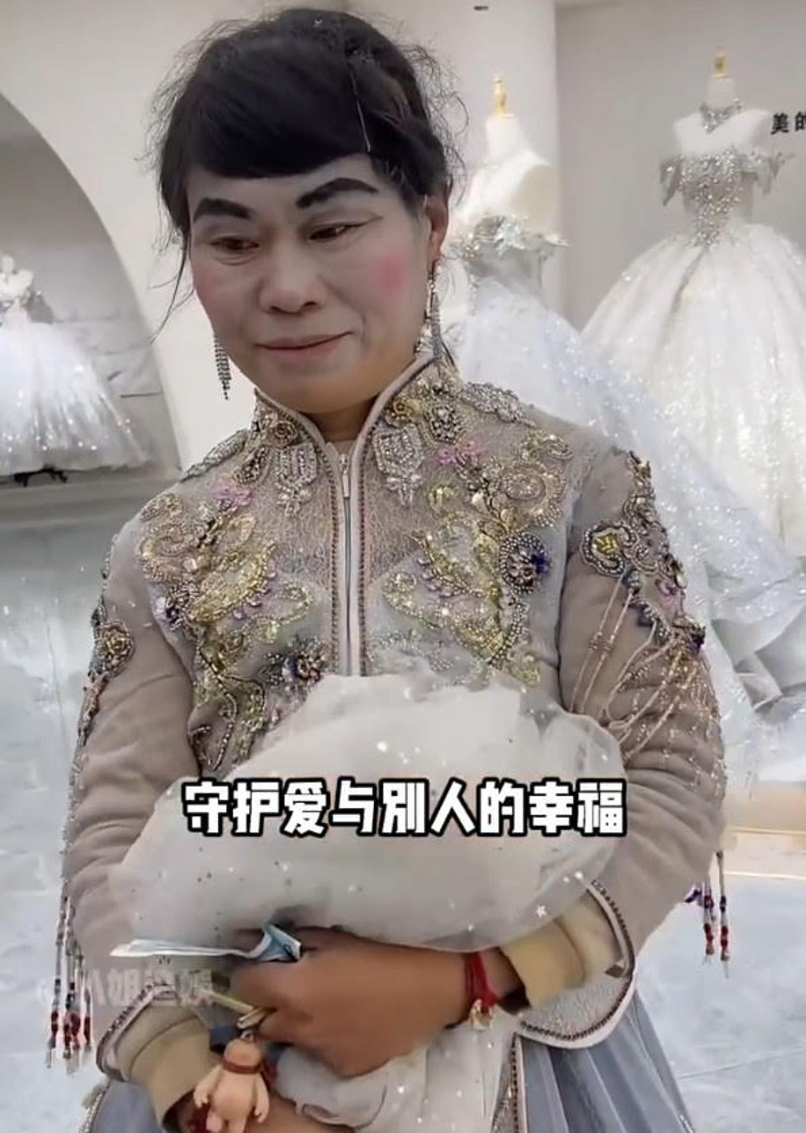 山東瘋子新娘際遇多舛，讓不少網友與當地人都對她抱持同情。（翻攝微博）