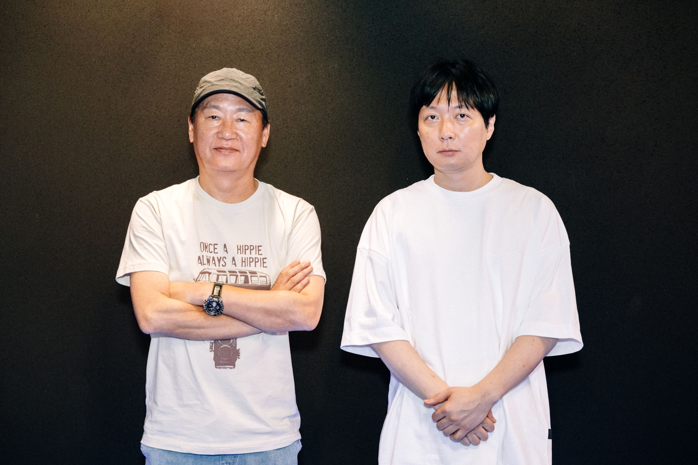 導演金秉祐（右）與監製元東淵期盼觀眾能進電影院感受《全知讀者視角》的世界觀與故事理念。（采昌國際多媒體提供）