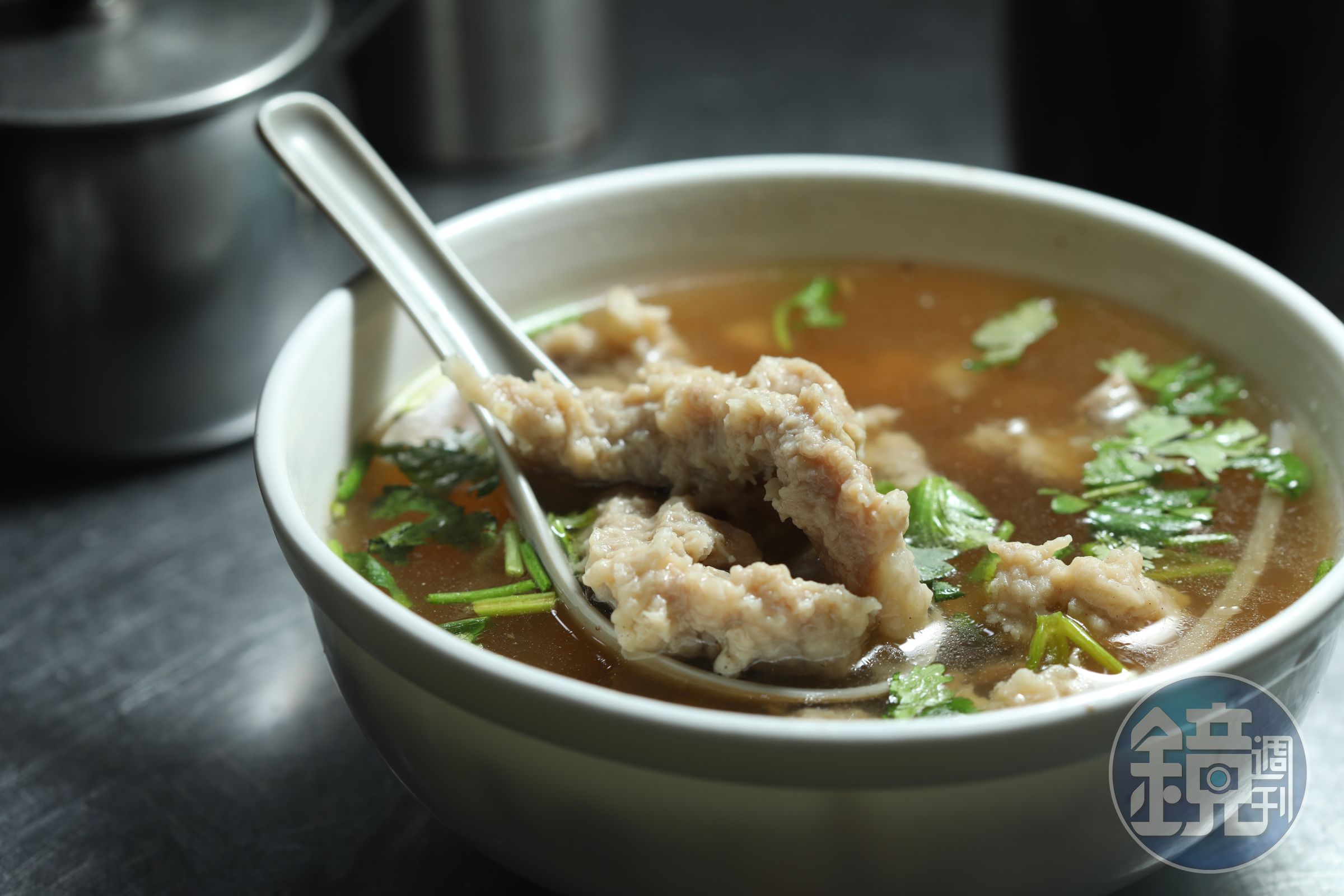 老圓環的「肉羹湯」分量實在，肉羹的肉味十足，不加麵也吃得很飽。（90元／碗）
