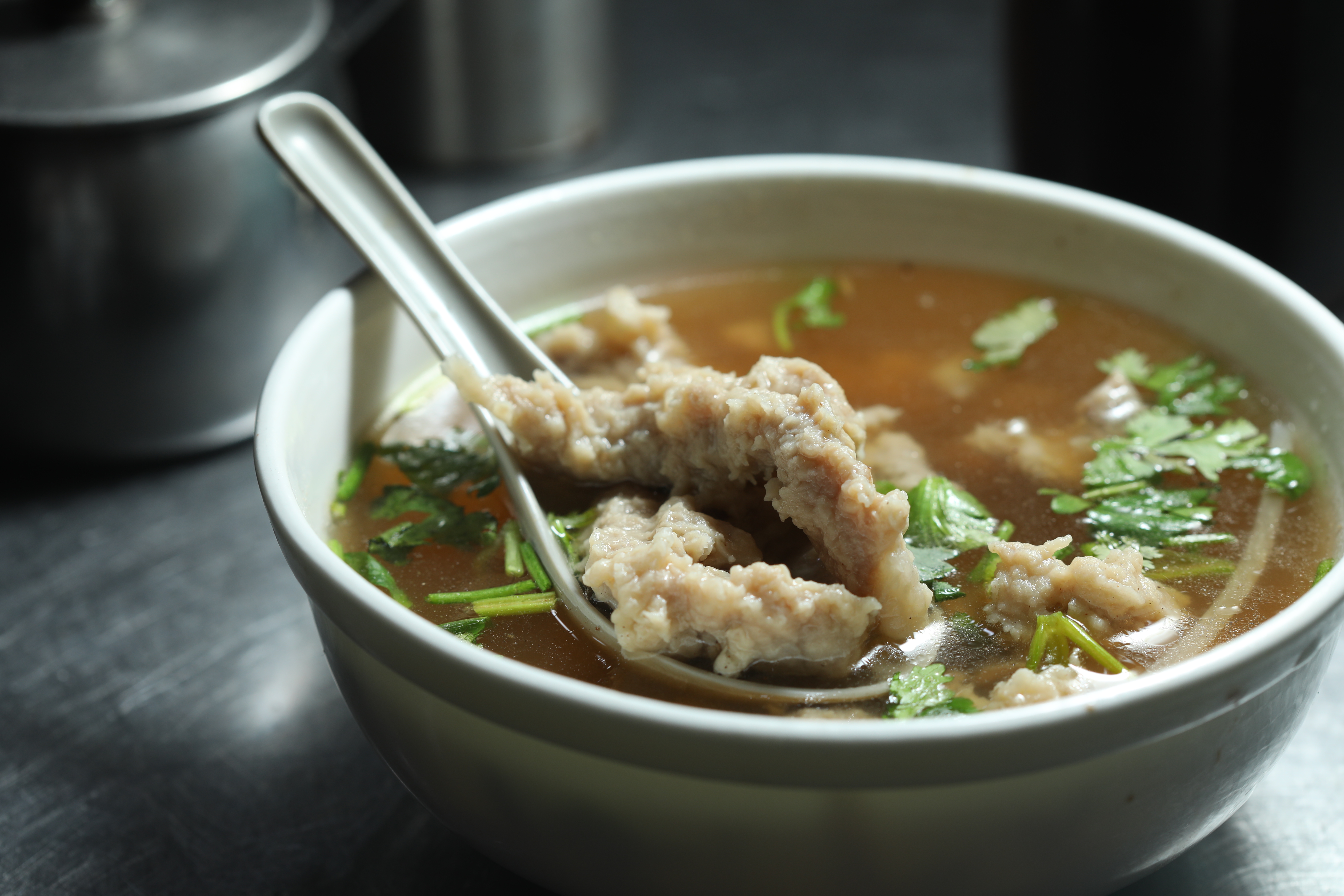 老圓環的「肉羹湯」分量實在,肉羹的肉味十足,不加麵也吃得很飽。(90元/碗)