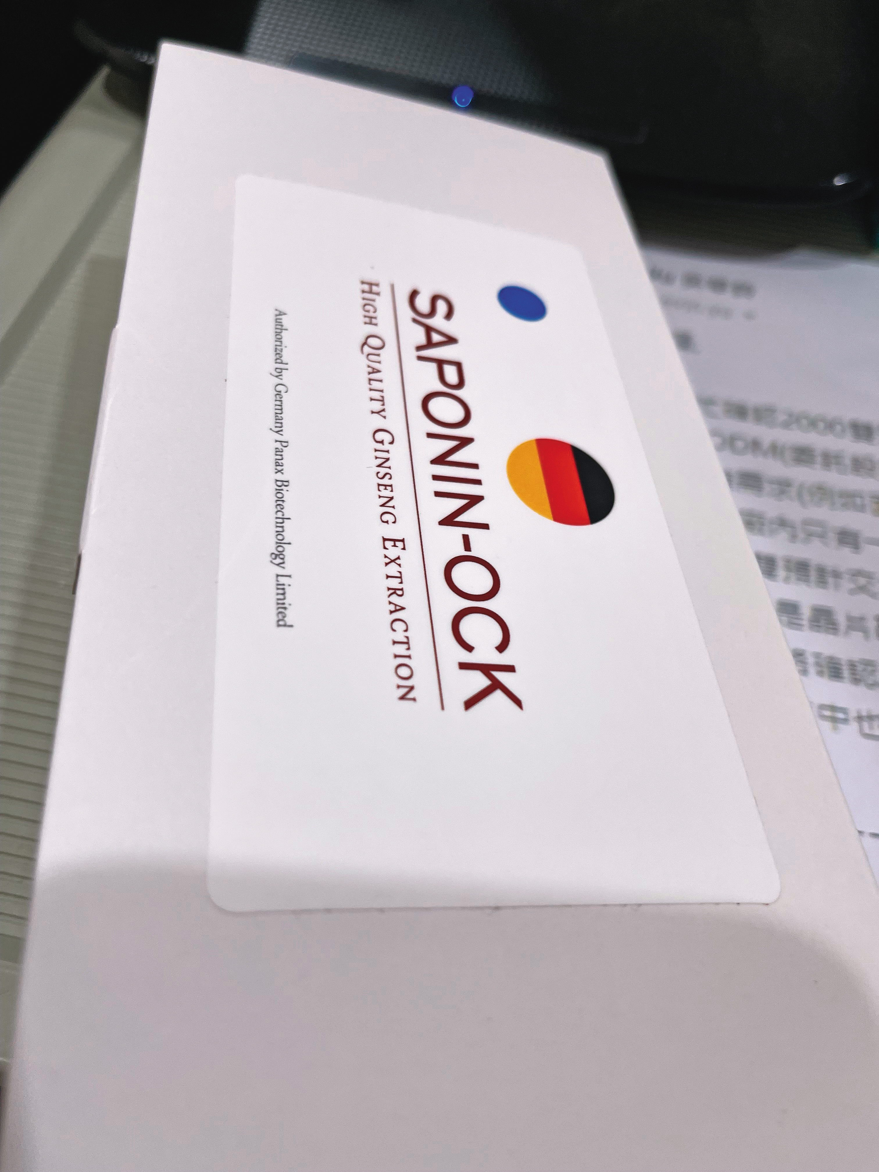 前員工當班時拍下的照片顯示，針劑包裝盒外觀除了英文名，後面只有六順診所的貼紙跟電話，完全沒有衛福部的許可藥證。（讀者提供）