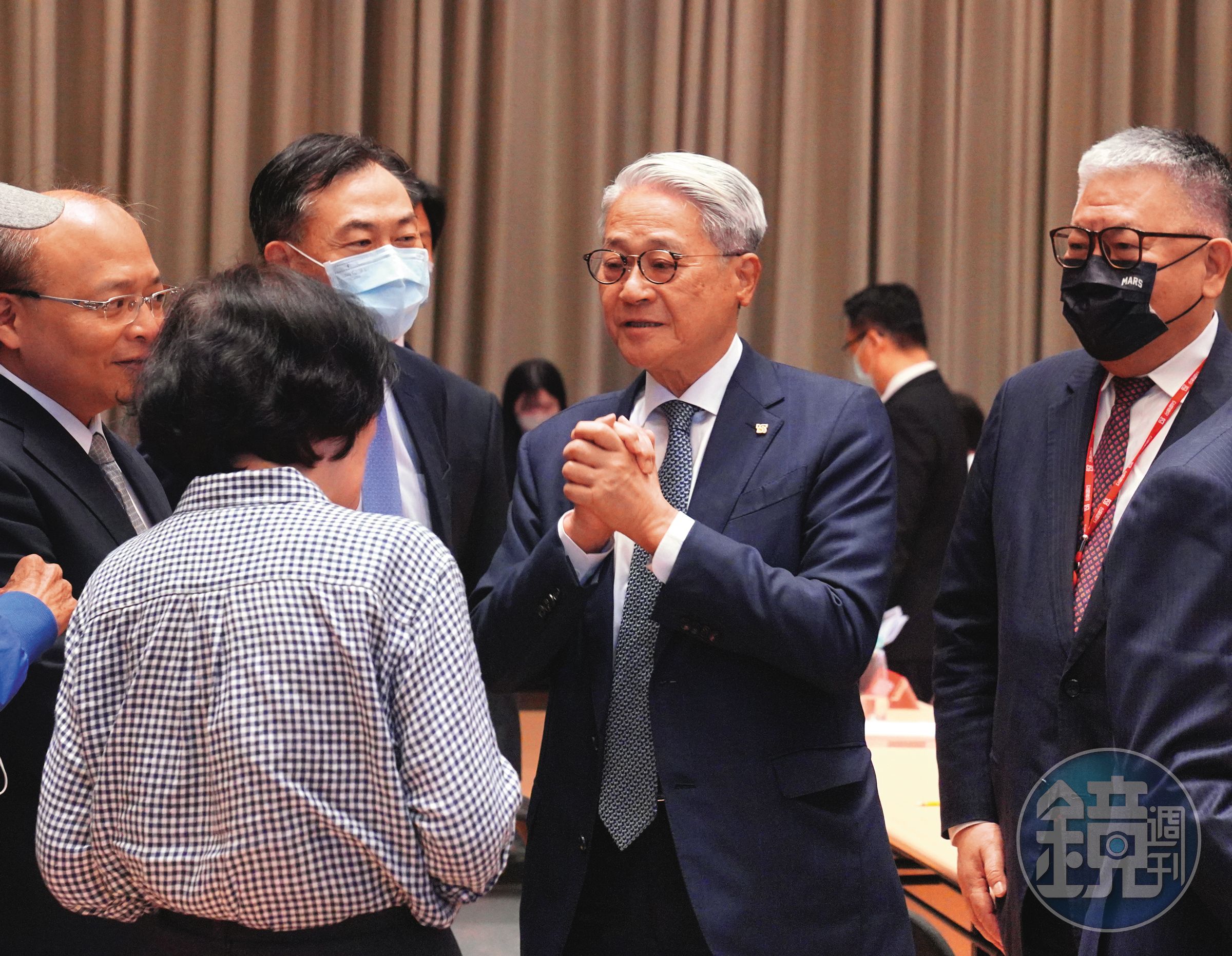 吳東亮力拚台新金合併新光金,積極爭取股東支持。