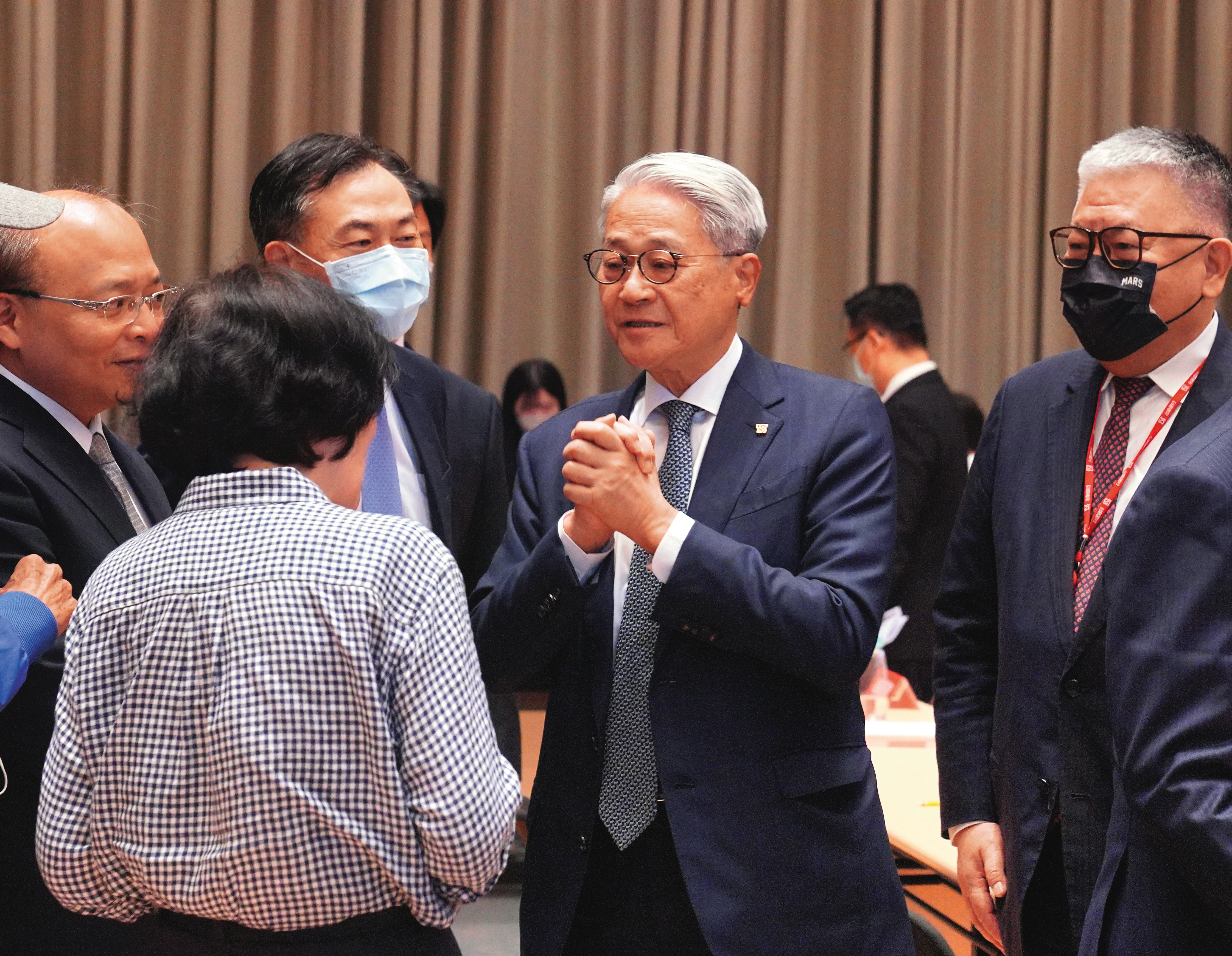 吳東亮力拚台新金合併新光金，積極爭取股東支持。