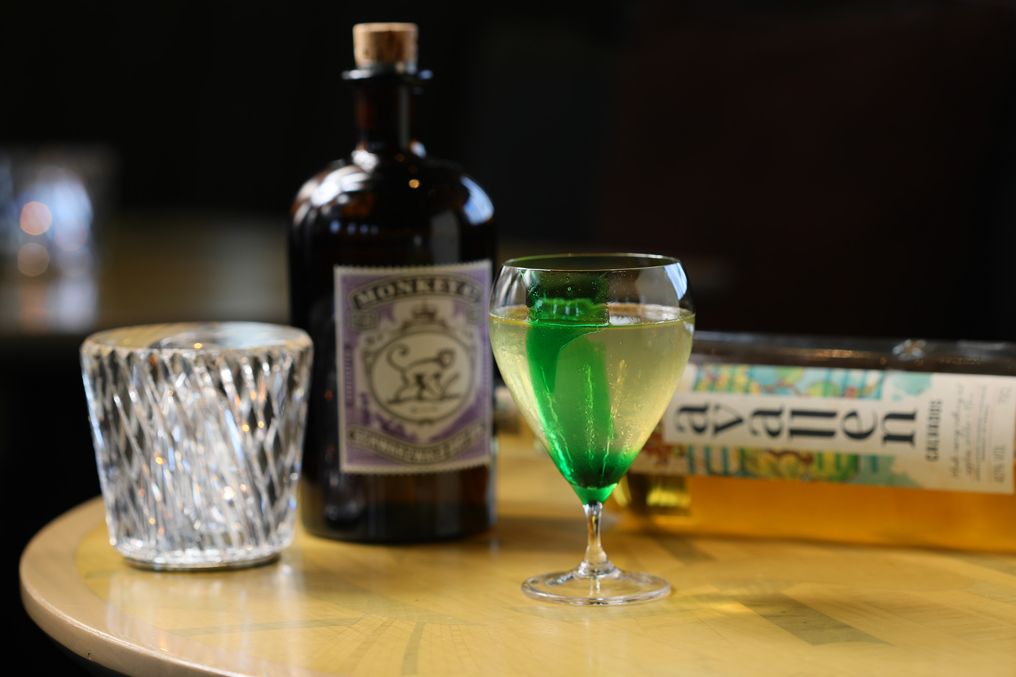 「Buzz Club」加入薑花、Dry Gin、蘋果酒白蘭地、蜂蜜、柑橘與香檳製作而成。(港幣195元/杯)