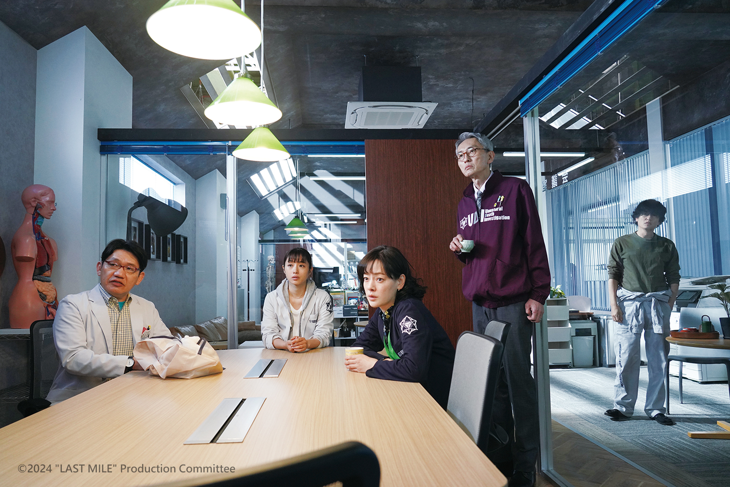《法醫女王》演員飯尾和樹（左至右）、石原聰美、市川實日子、松重豐和井浦新也在 《LAST MILE：全面引爆》裡現身。 （車庫娛樂提供） 