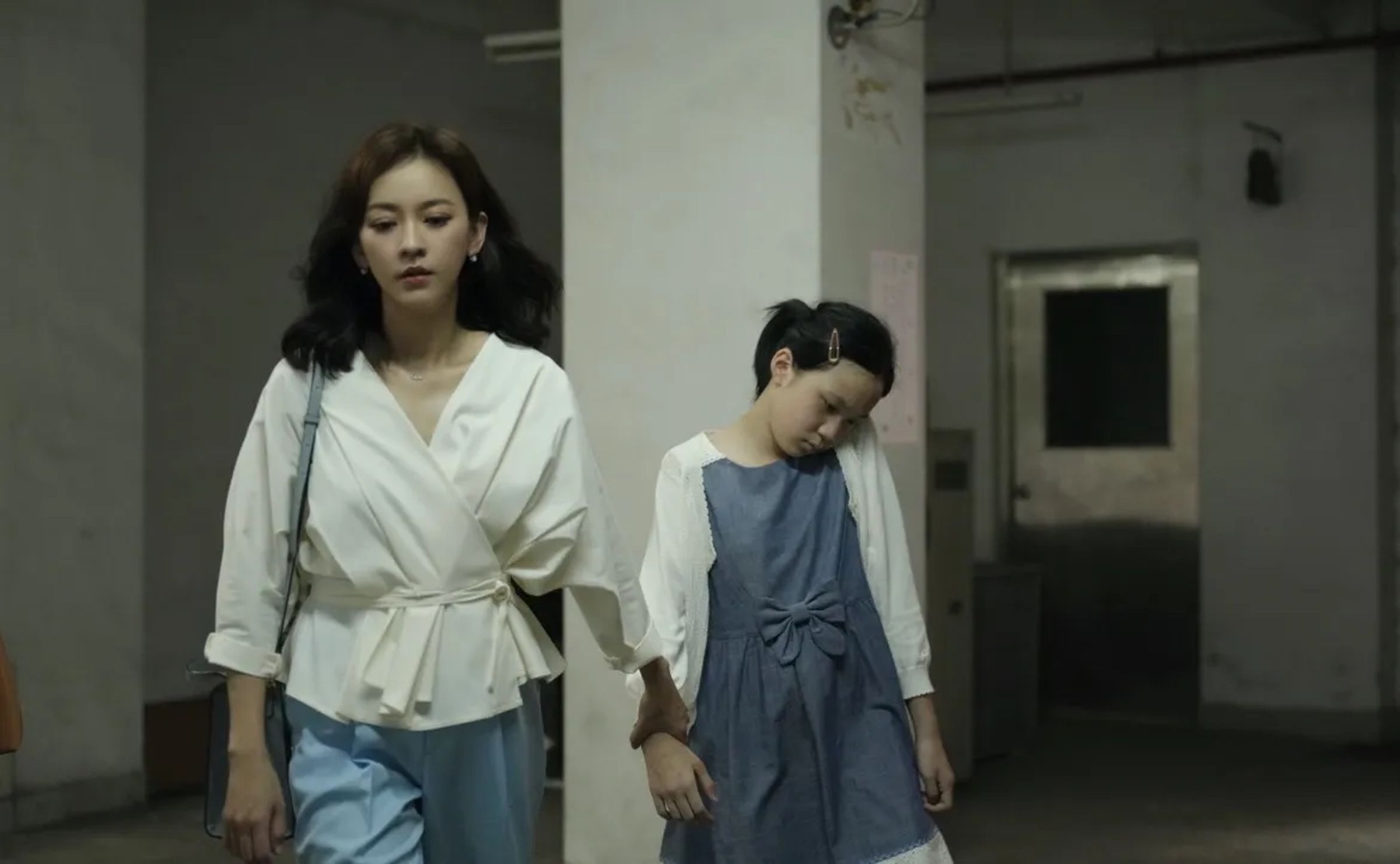 在2023年的電影《小曉》中,陳意涵第一次演媽媽,與林品彤演出母女,而這個媽媽頗厭世。(Catchplay提供)