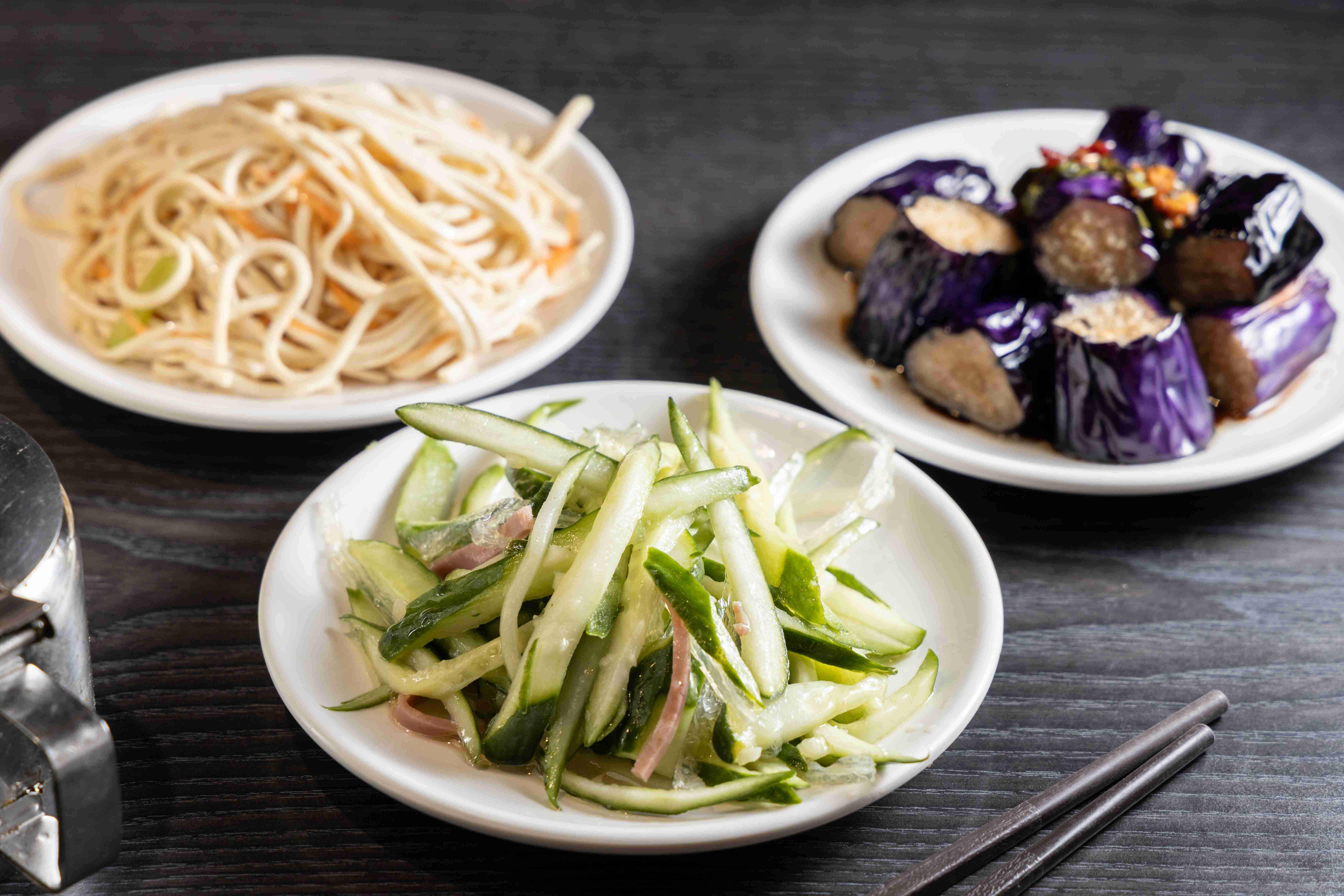 我常點「干絲」、「小黃瓜」、「茄子」等小菜，每樣都很爽口。（皆60元／份）