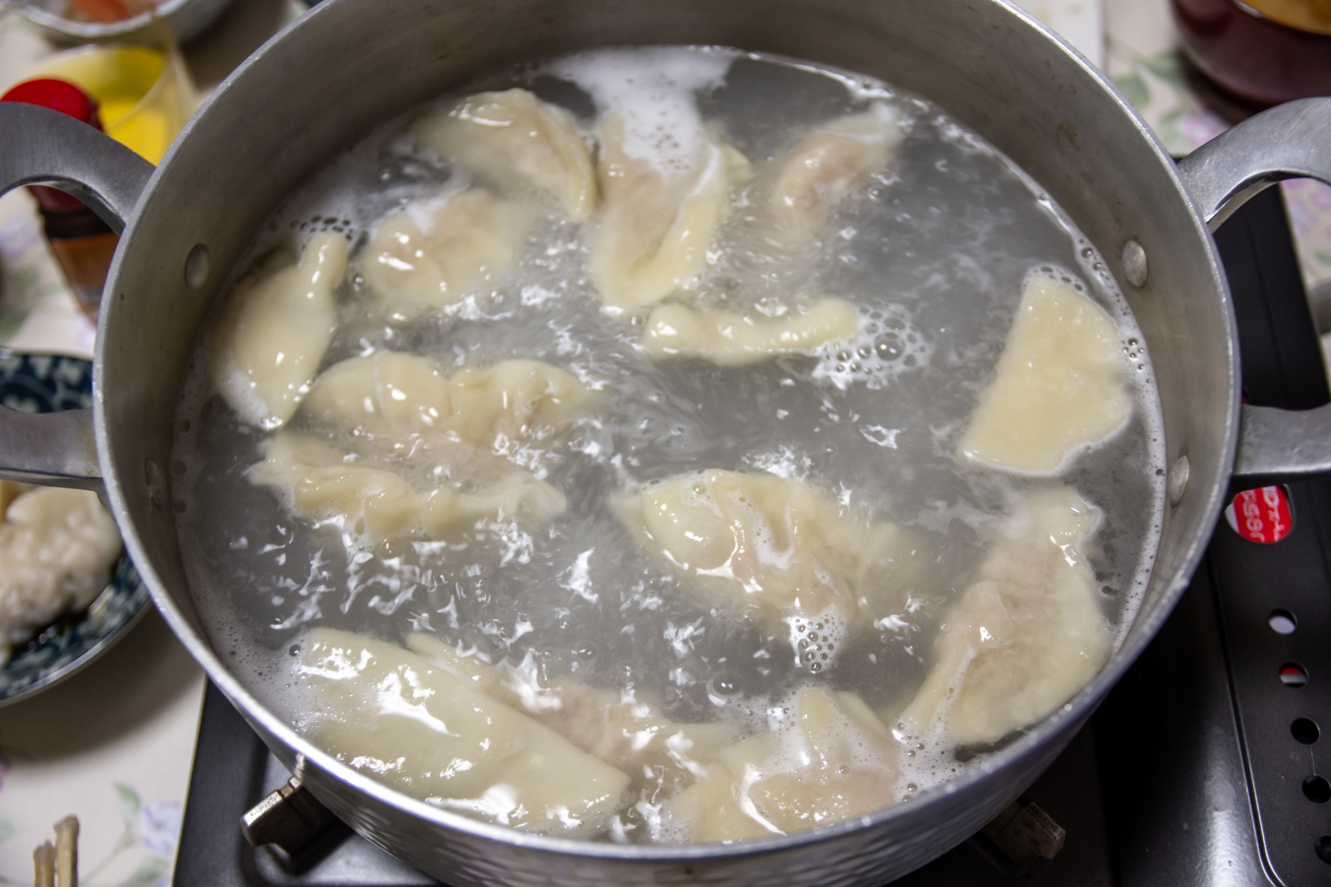 許多人常苦惱如何避免將水餃皮煮破。（示意圖，photoAC）