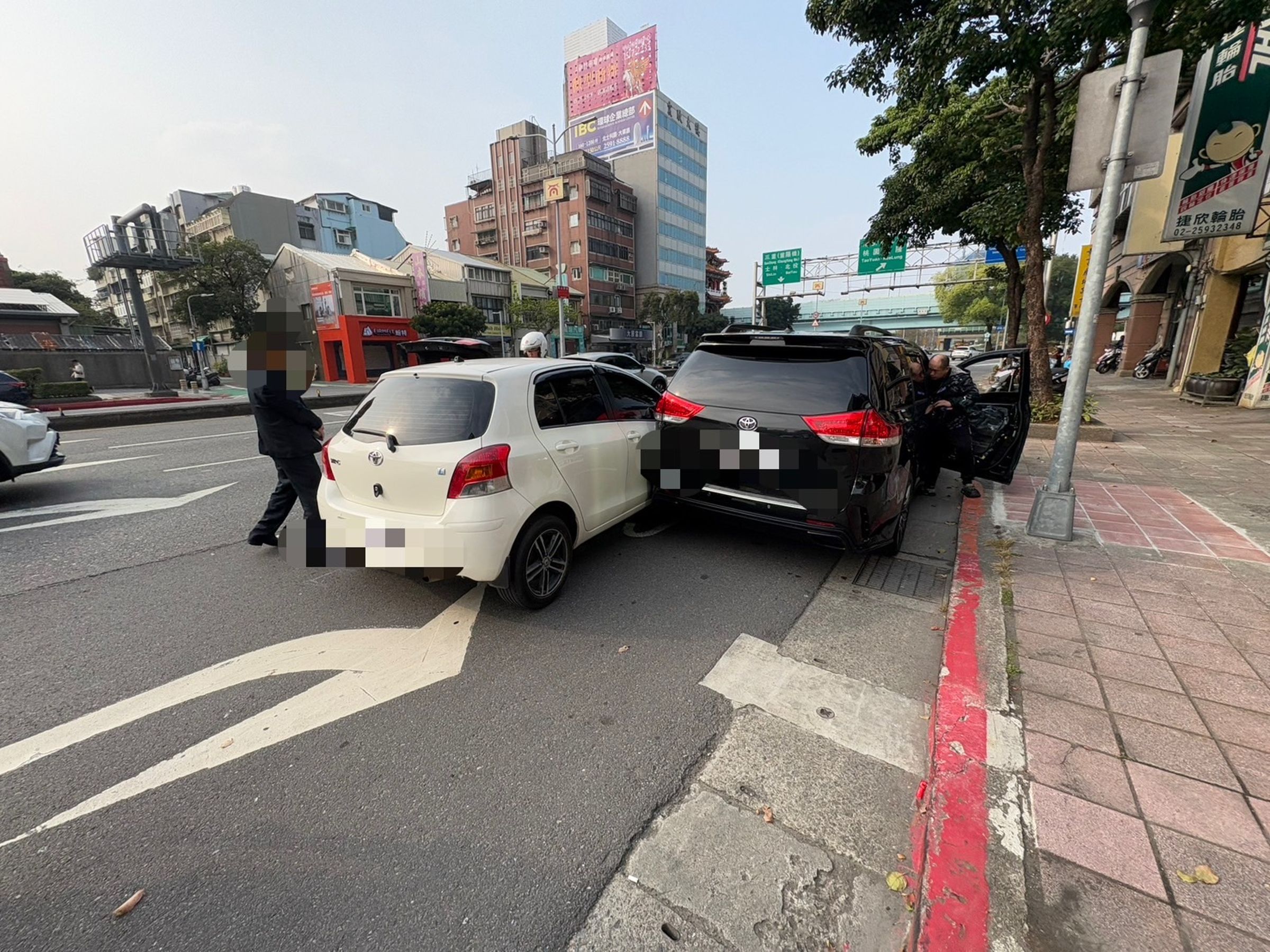 警方初步調查，肇事的白色轎車從巷內駛出時先擦撞王世堅座車後再波及另輛休旅車。（翻攝畫面）