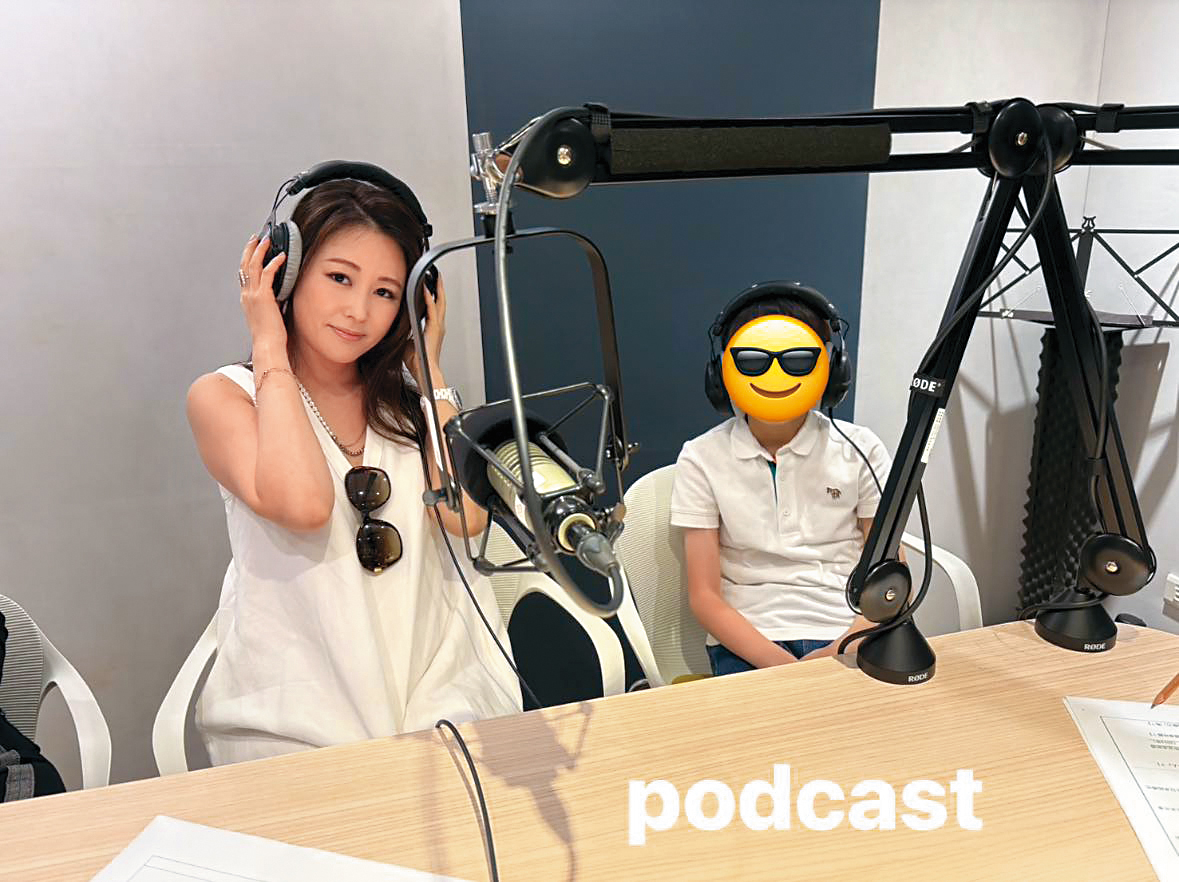 麻衣和兒子「小王子」一起錄製Podcast，成為母子倆難忘的回憶。（翻攝自麻衣臉書）