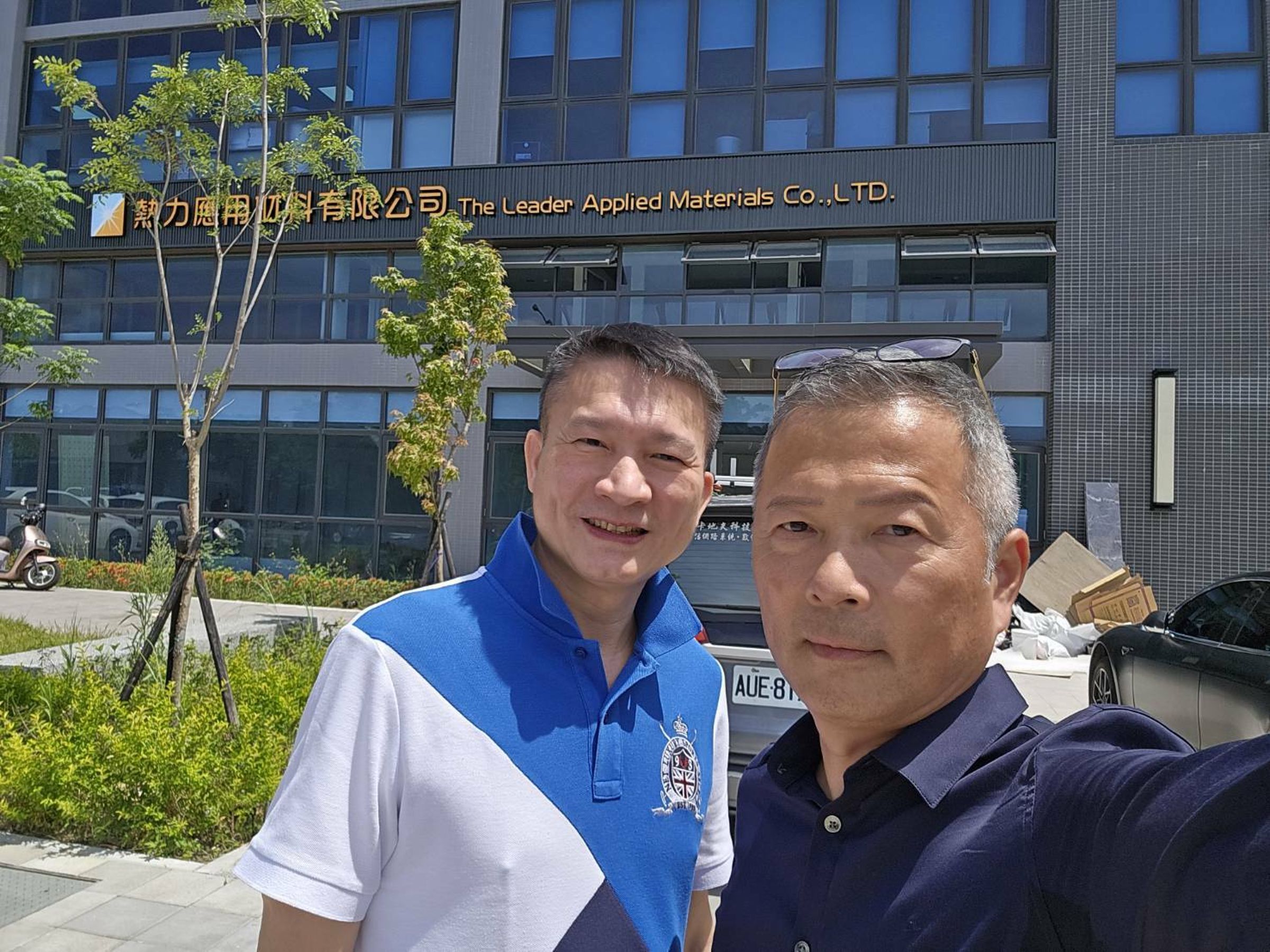 秦楊和出資的葉隆成董事長開心合影。(秦楊提供)