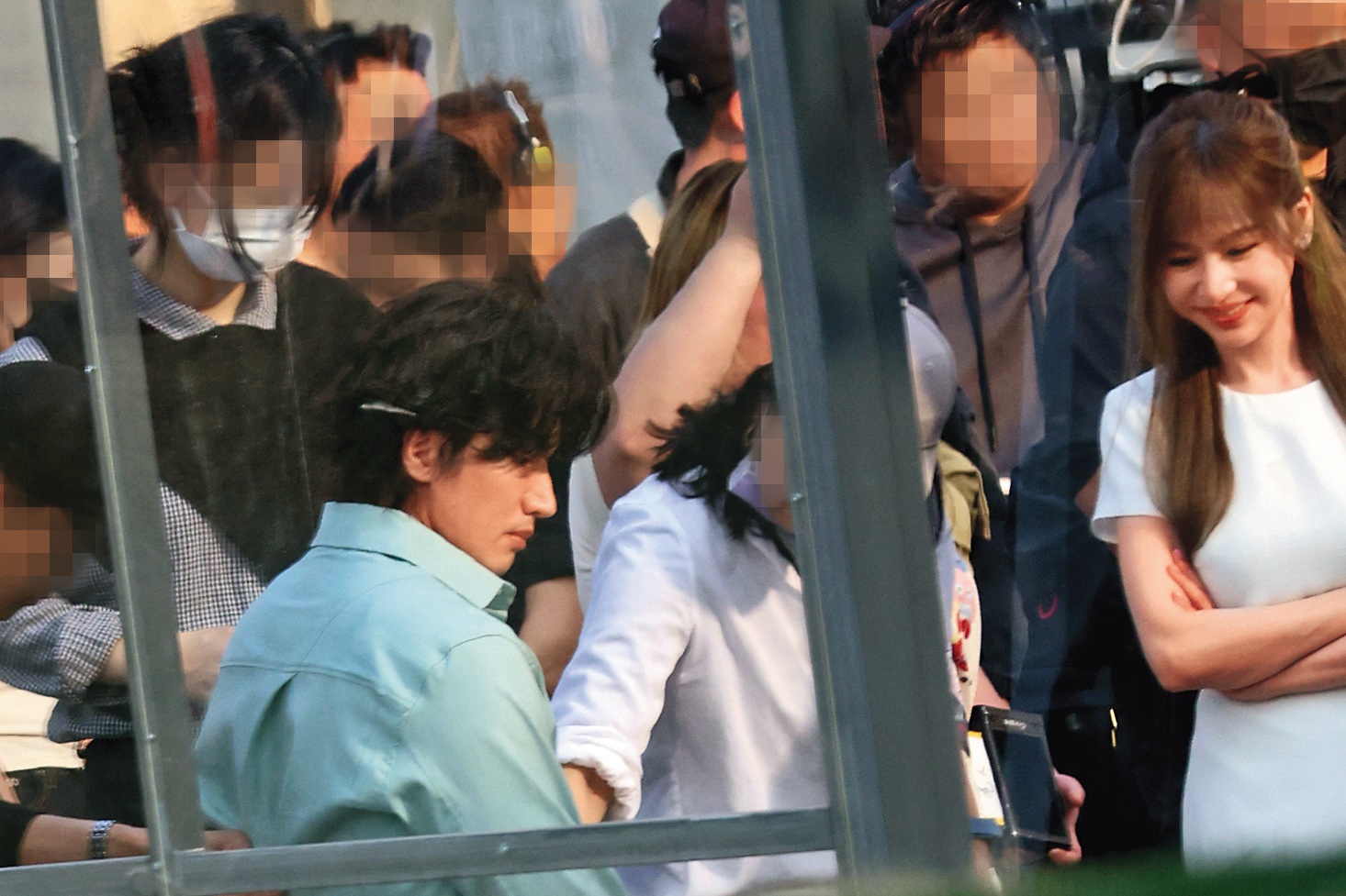 拍完一個鏡頭後，兩人在監視器前看回放，看來很滿意自己的演出。（讀者提供）