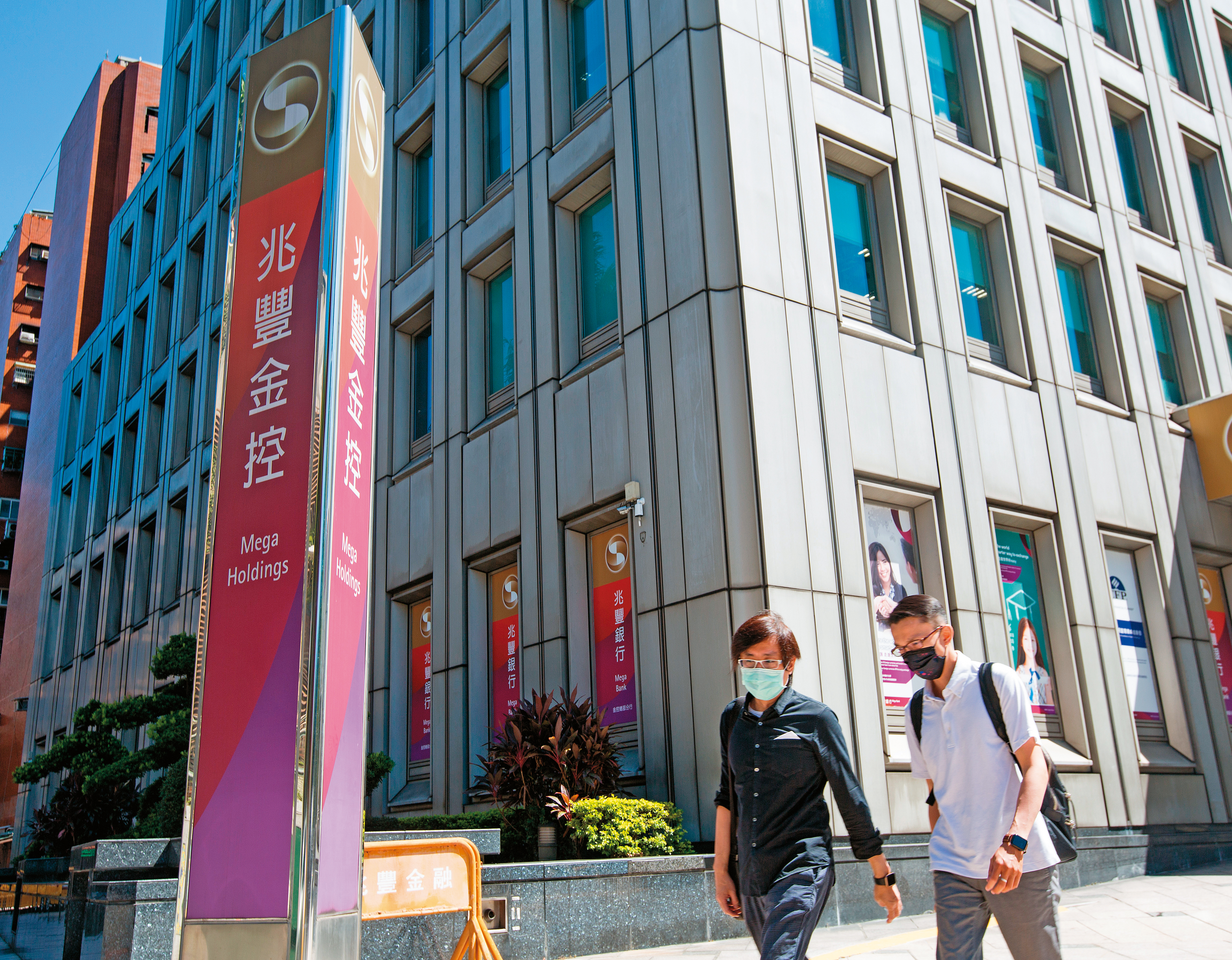 資深證券分析師杜金龍表示，部分官股是政府基金在選前的拉抬目標，其中績效亮眼的兆豐金可逢低布局。