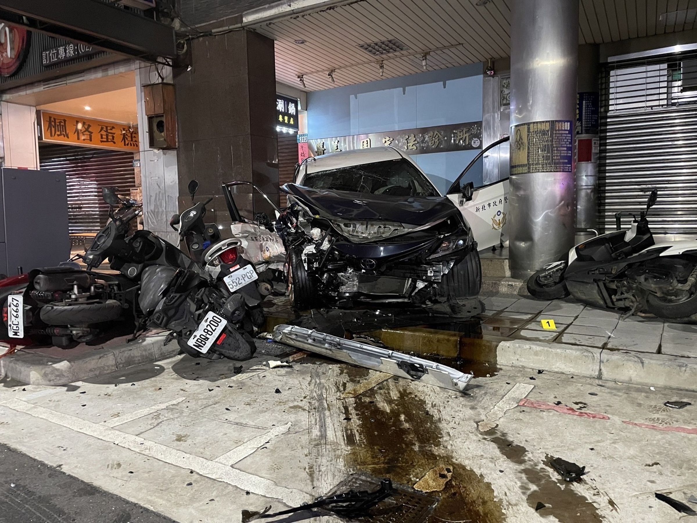 被撞的警車卡在騎樓內。（翻攝畫面）