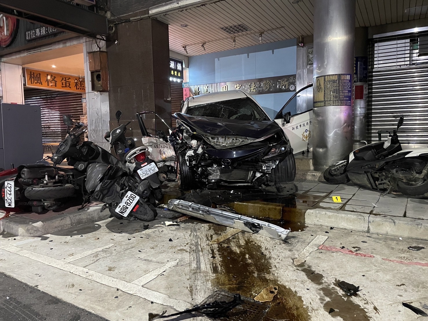 被撞的警車卡在騎樓內。（翻攝畫面）