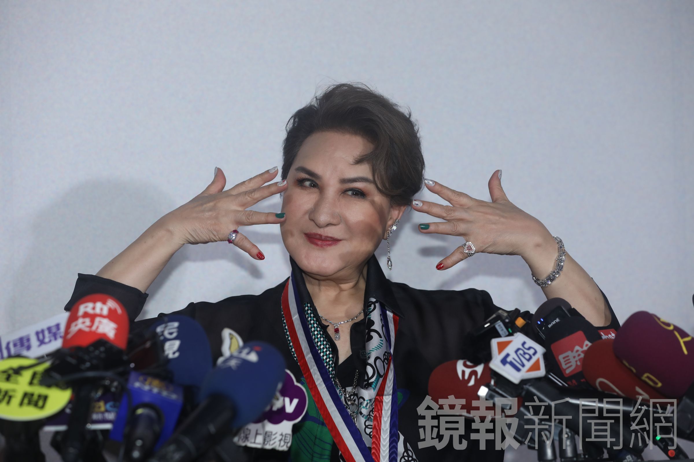 楊麗花秀出自己彩繪的指甲。（鏡爆新聞網）