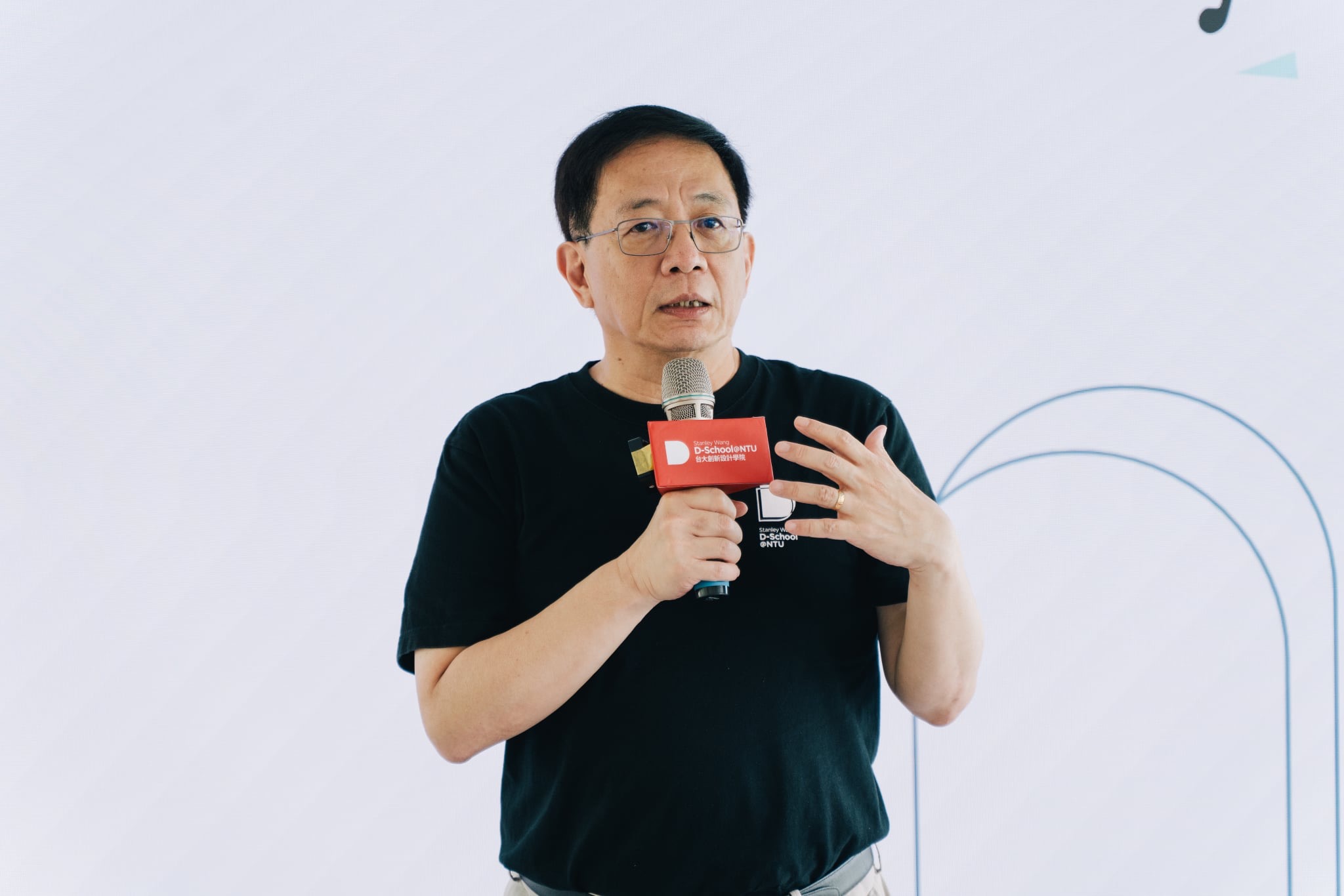 管中閔透過臉書表達對彭振聲事件的感慨與譴責網路暴力。(翻攝自管中閔臉書)