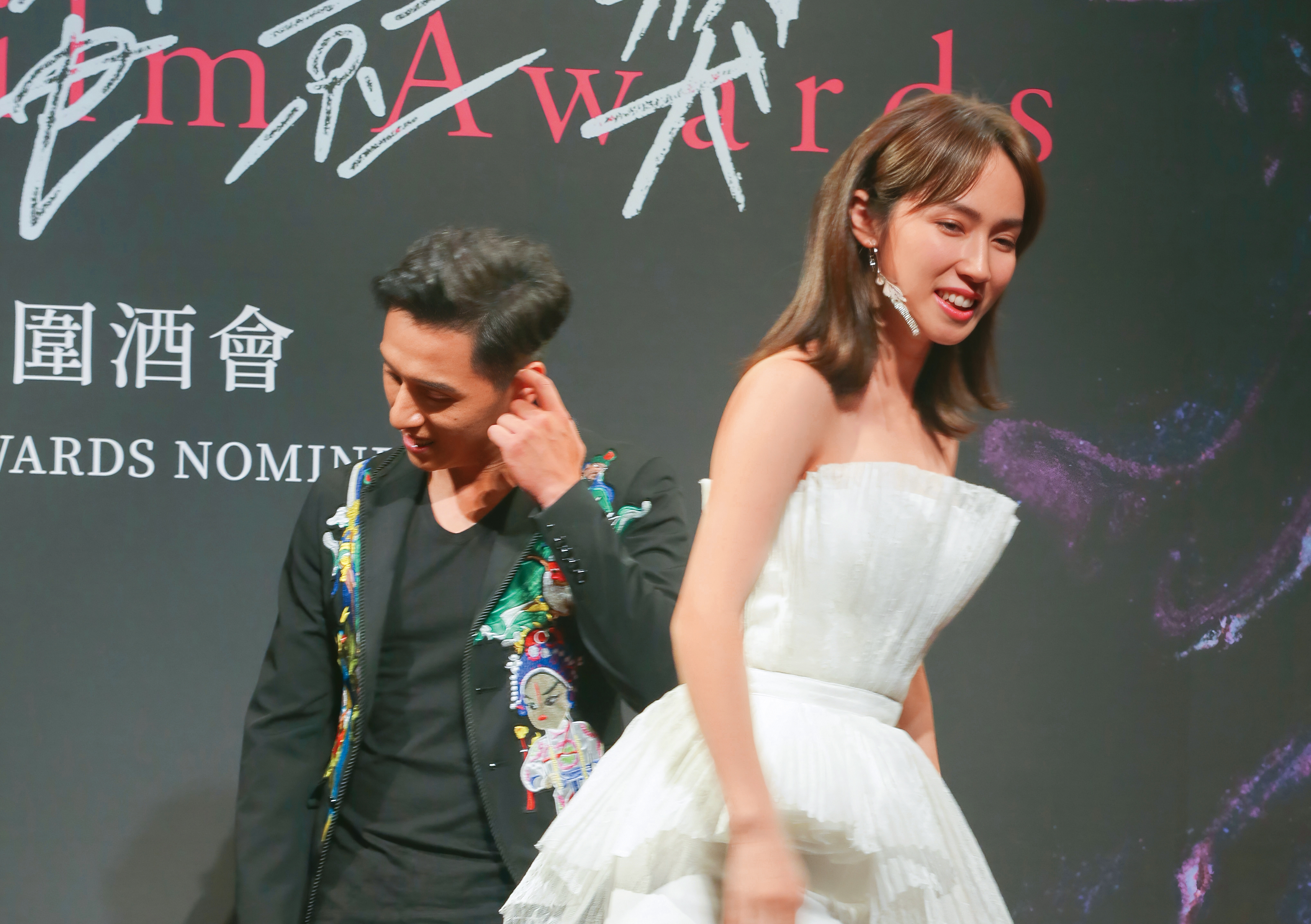 小薰(右)、鄭人碩(左)這對銀色情侶,交往後在戲劇、電影領域各有斬獲,形象跟著也升級,卻爆出賒帳牙科糗聞。