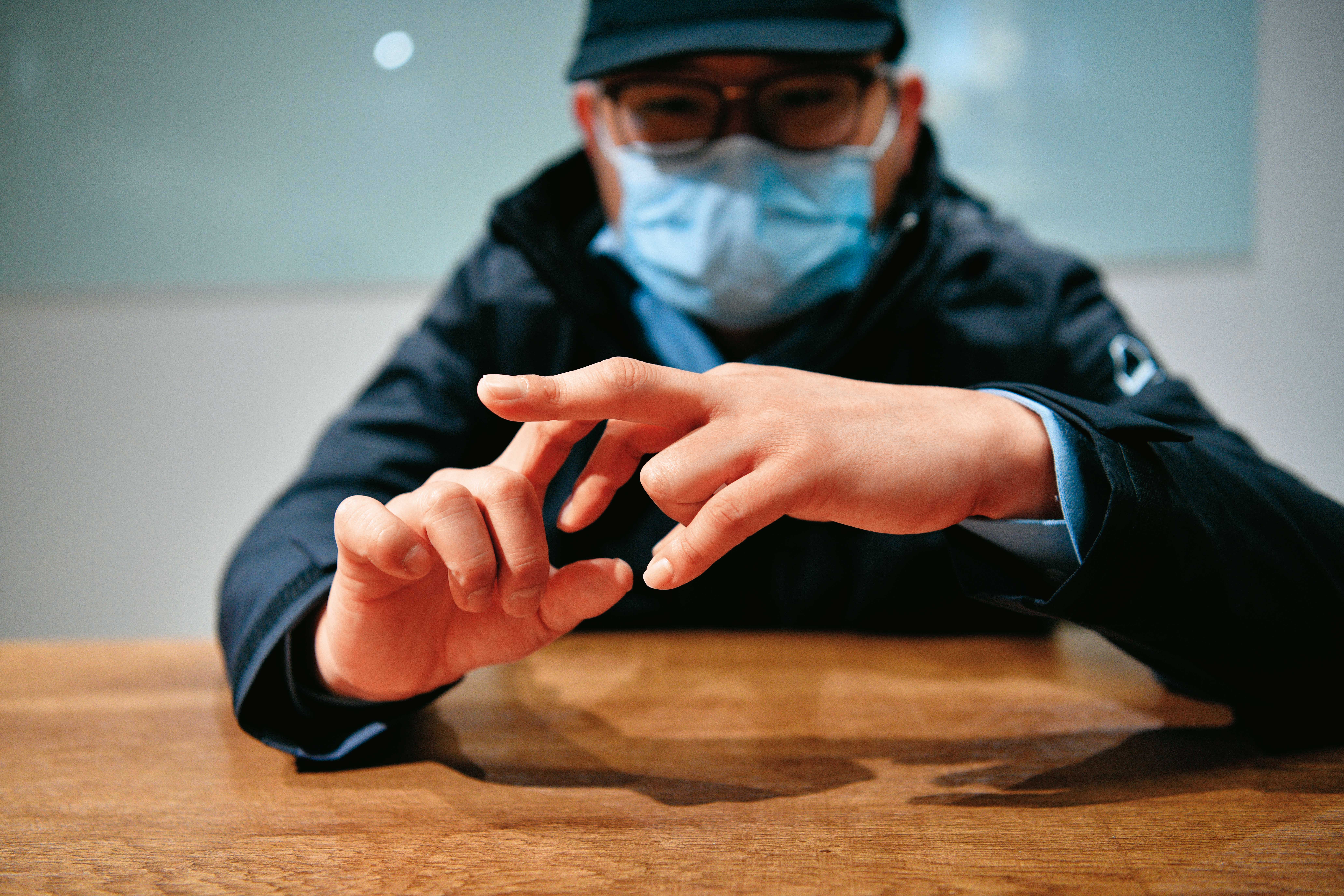 黃先生的手指肌腱被員警拗斷，造成永久性的傷害。