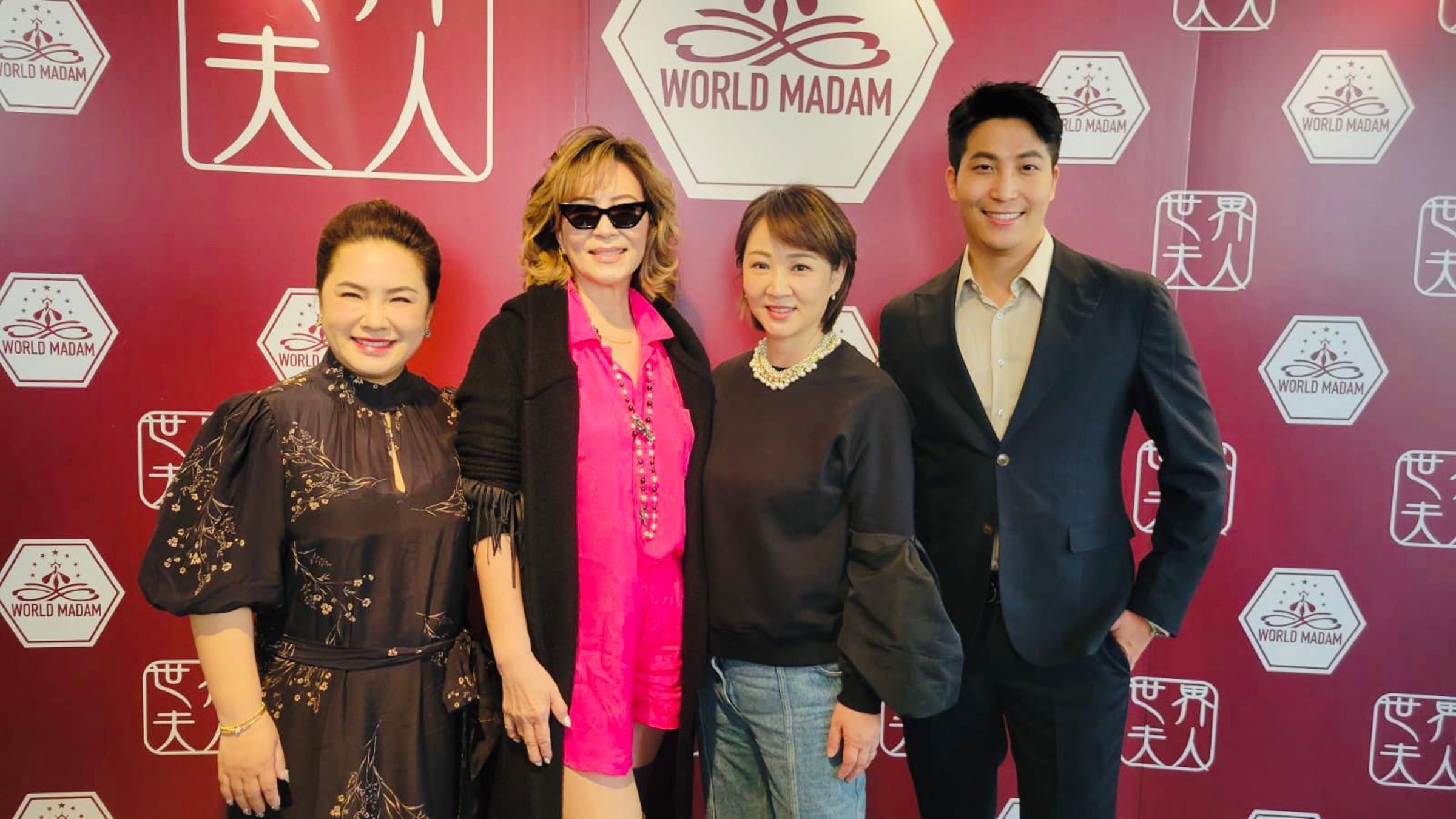 台灣世界夫人協會主席孫妤舒(左起)、蔡麗娜、郁方、吳翔震在「助力台東慈善義賣」同台亮相。(台灣世界夫人協會提供)