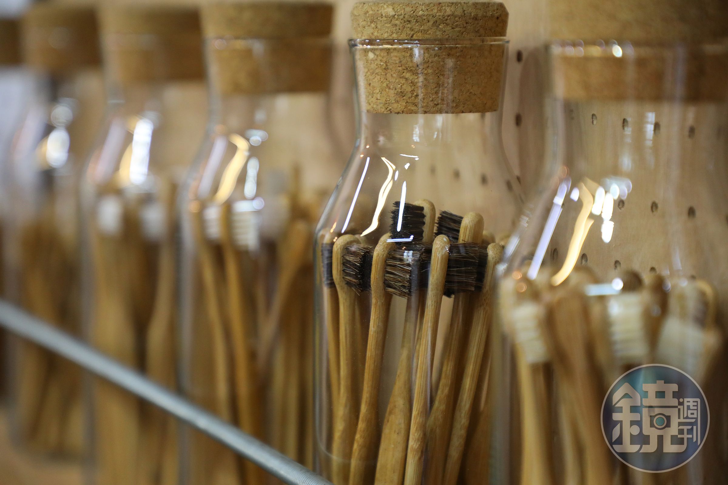 使用馬毛製作的「竹牙刷」（左），是林家宏返鄉後推出的第一個產品，後來又與牙醫診所合作研發出「軟毛竹牙刷」（右）。（100～180元／支）