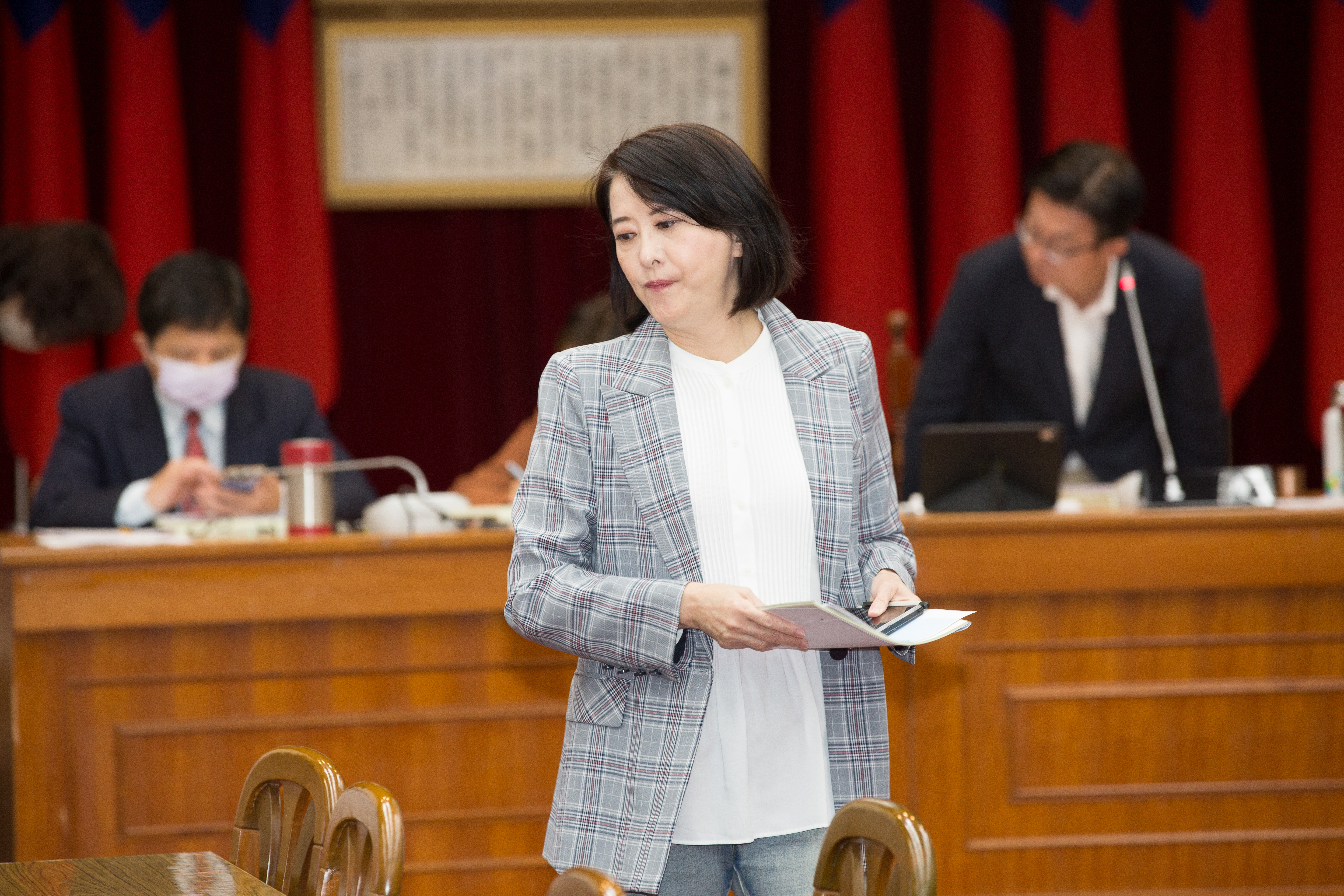 王鴻薇指控潘孟安免費住能源廠商提供的豪宅，被法院認定未盡查證義務，判敗訴須賠償50萬元。