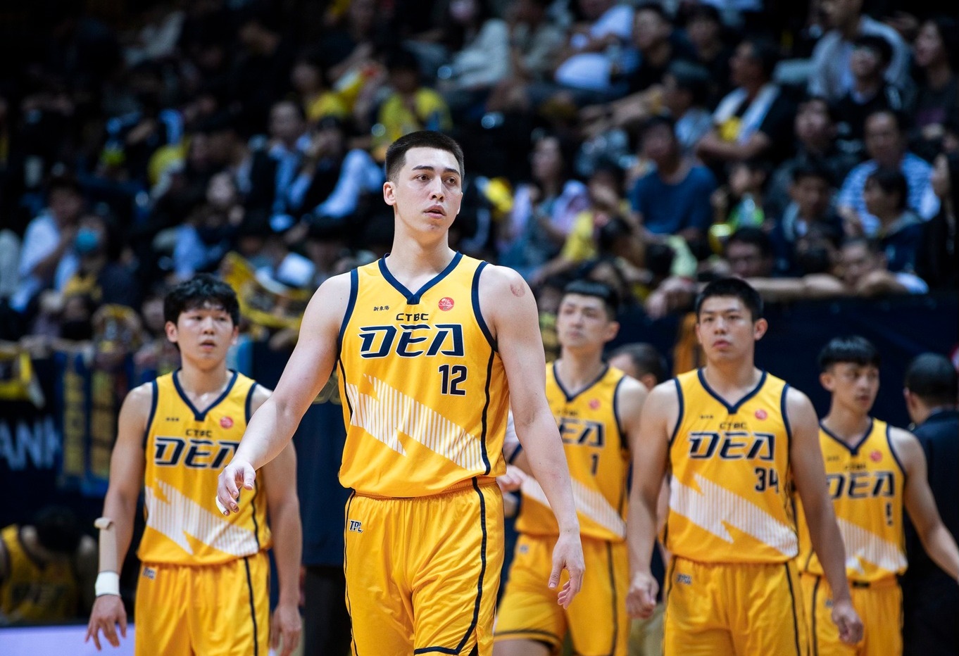 譚傑龍（左2）因「違反球團管理規範道德條款」遭中信特攻球團終止合約。（翻攝自新北中信特攻臉書）