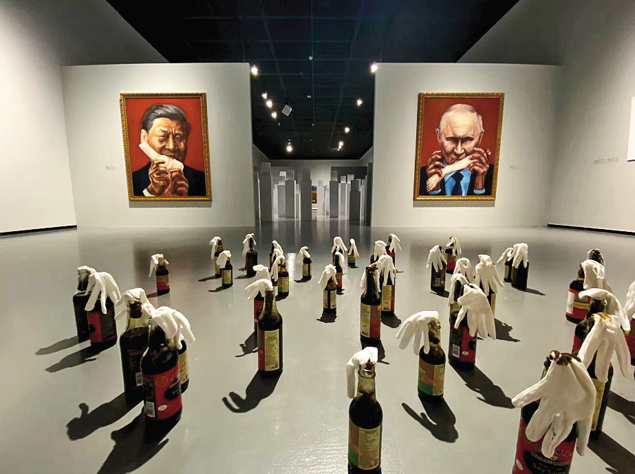 巴丟草的作品曾在多個國家博物館展出，圖為2023年他在歐洲的一場展覽，諷刺習近平與普丁暴行。（翻攝自巴丟草官網https://www.badiucao.com/）