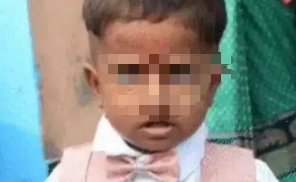 男童在家玩耍「突飛來斧頭」遭砍頸身亡。（翻攝自X）