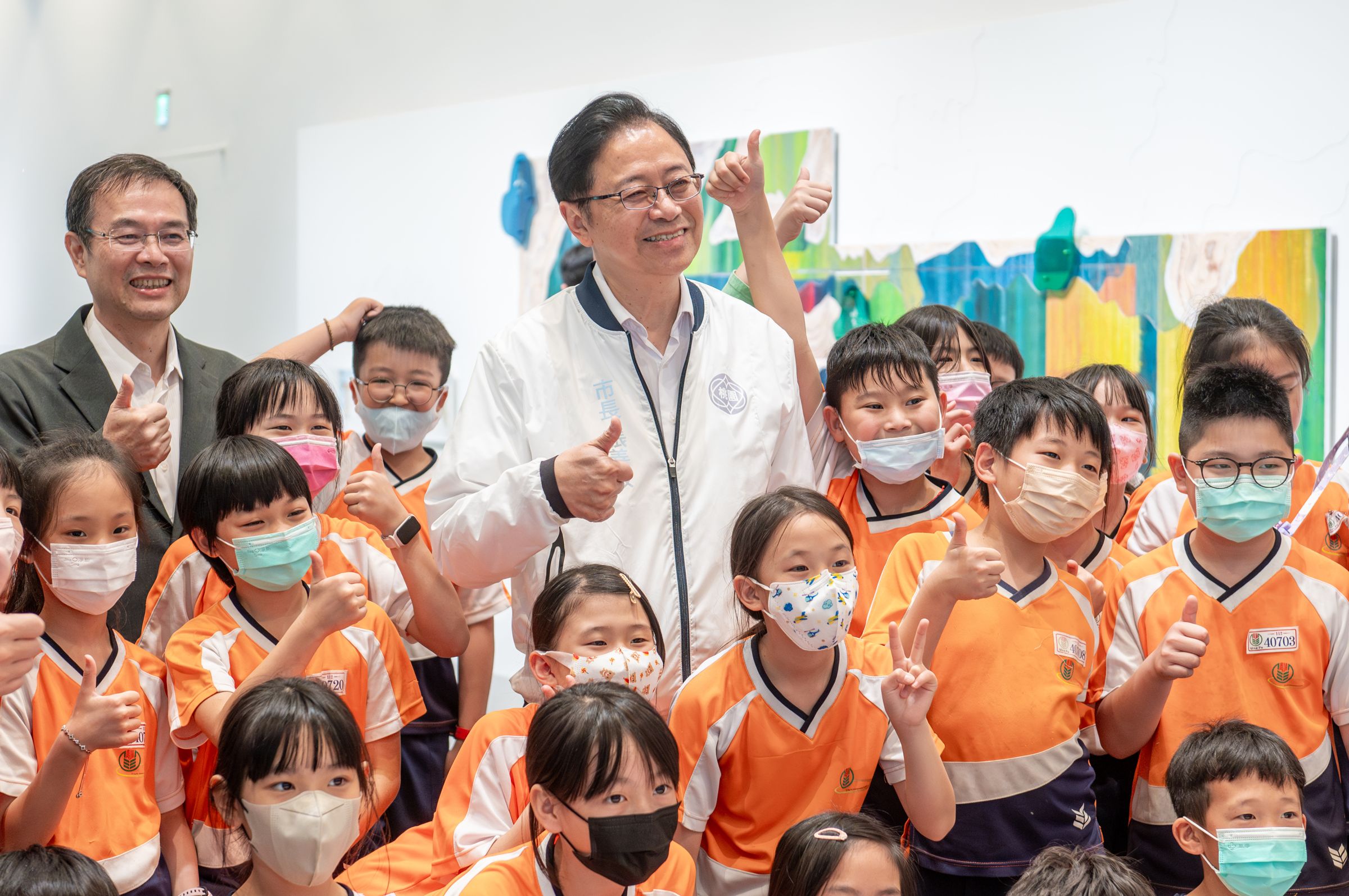 桃園市長張善政視察兒美館,期盼透過美術館群凝聚藝術文化能量,為桃園帶來嶄新風貌。
