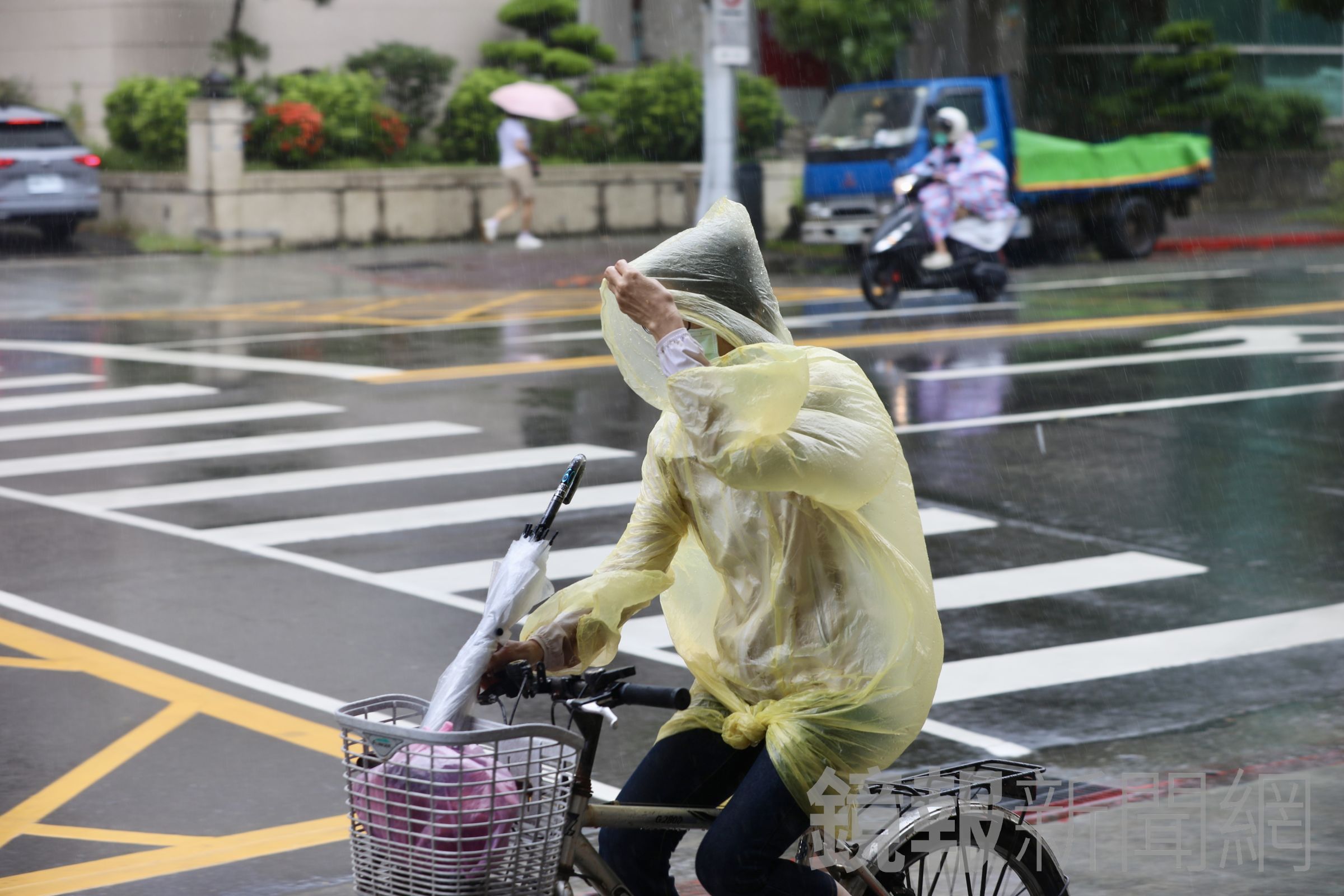 氣象署今日提醒，因為鋒面來襲需要防雨彈來襲。（鏡報林煒凱）