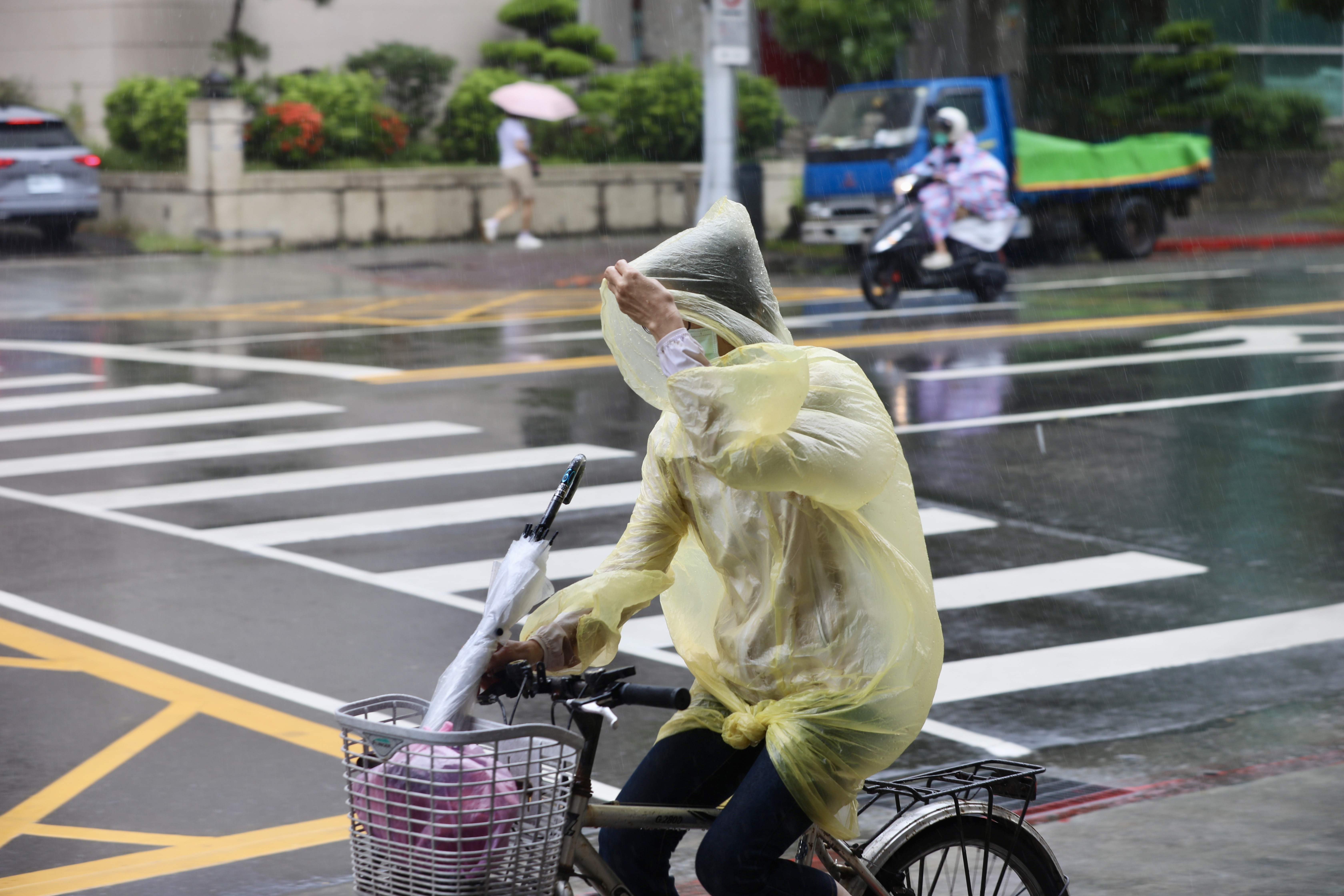 氣象署對3縣市發布豪大雨特報，一路下到晚上。（鏡報林煒凱攝）