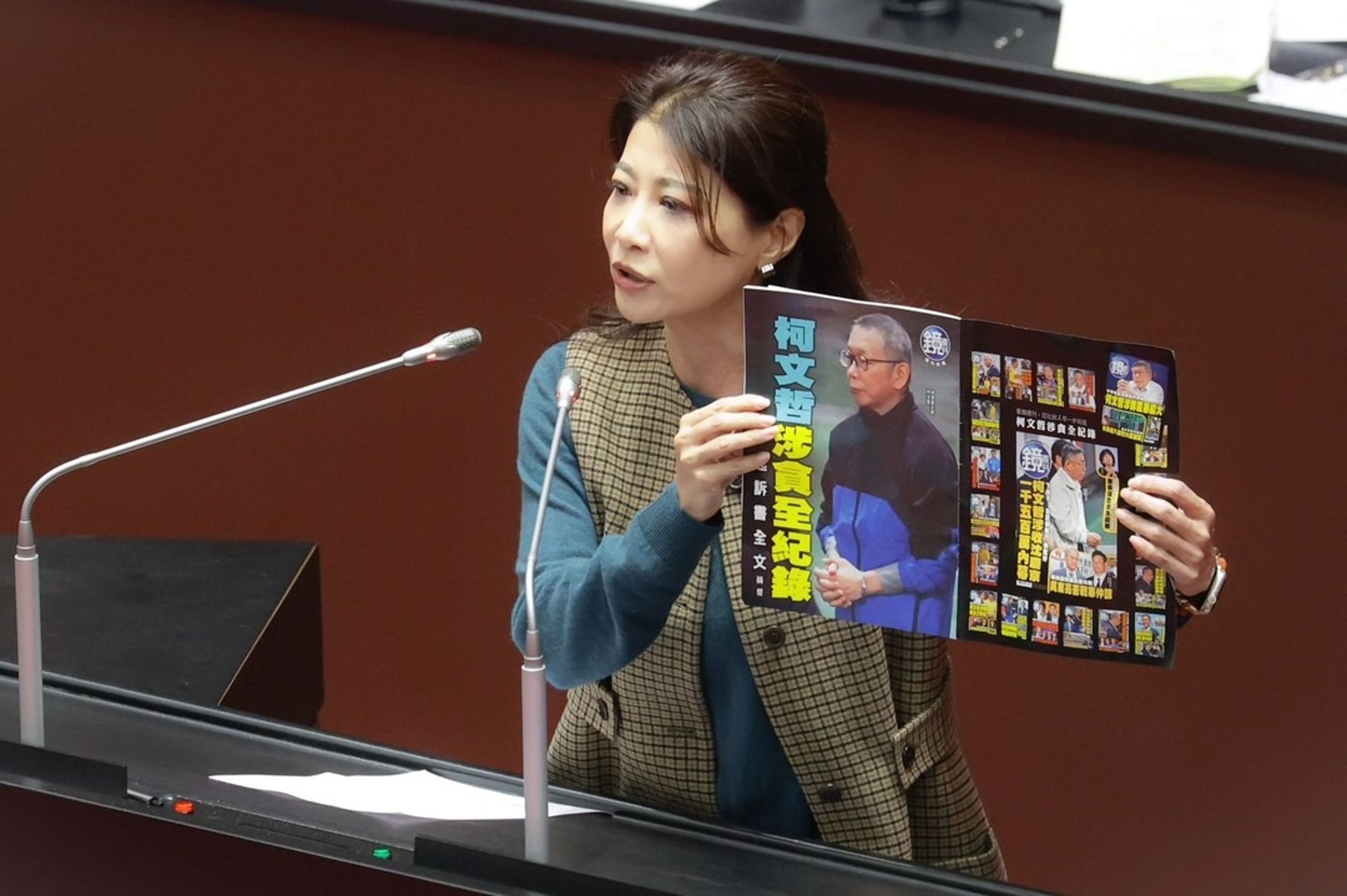 民進黨立委林楚茵今也拿著《鏡週刊》發送的柯文哲涉貪起訴書摘要，大呼「楚茵致敬媒體！行使第四權揭發不公不義」。（翻攝自林楚茵Threads）