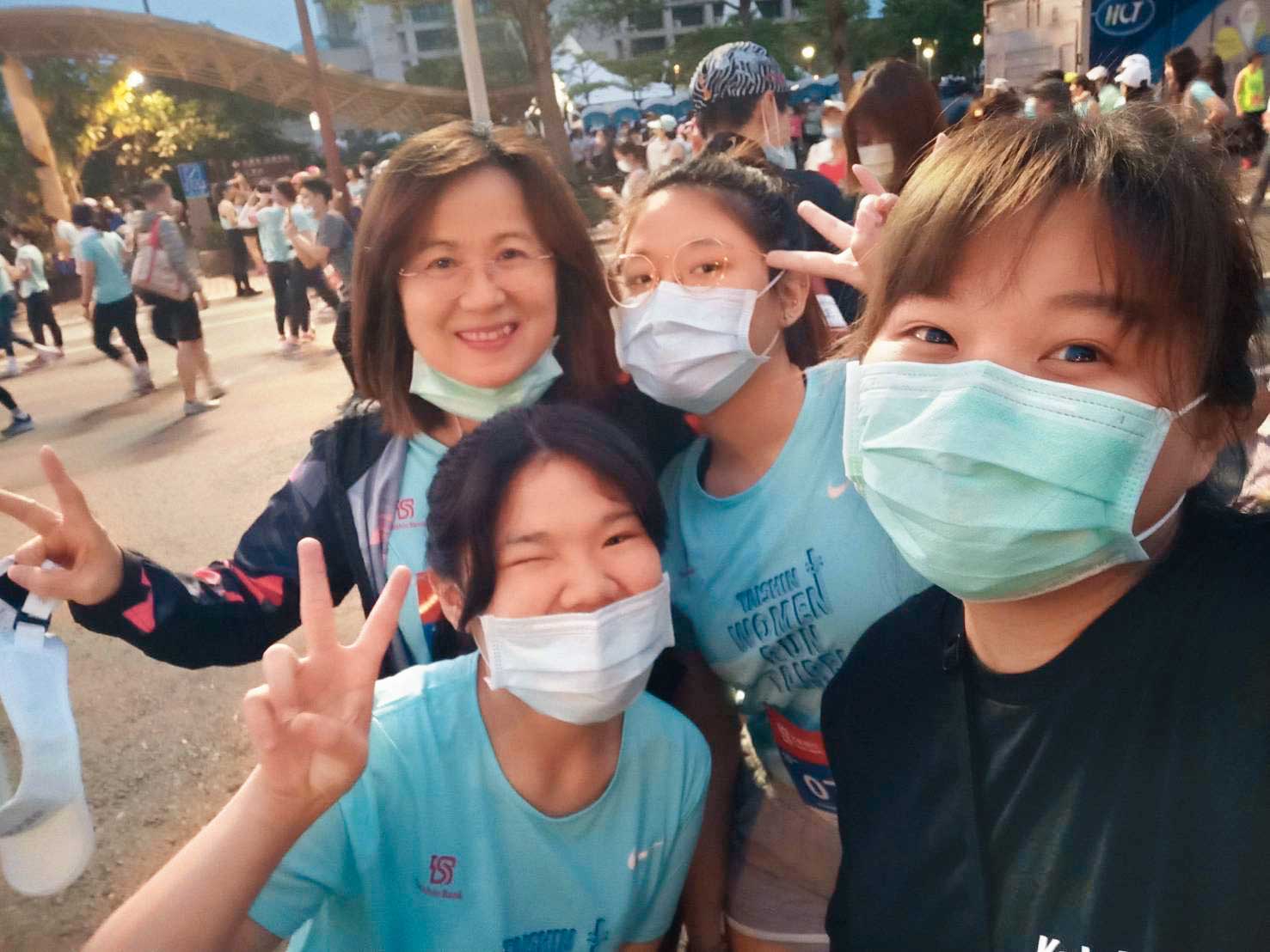 詹淑芳陪育幼院孩子參加路跑活動。（詹淑芳提供）