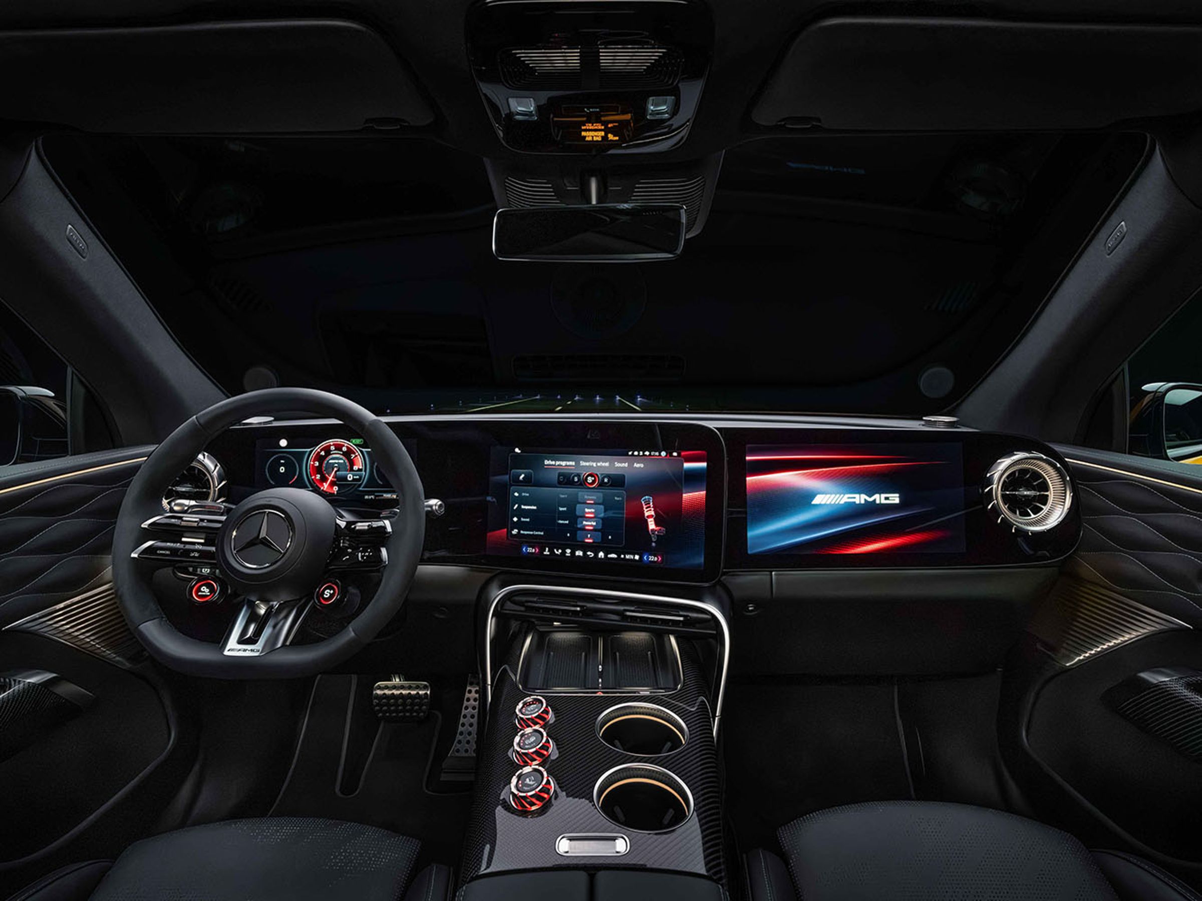 車內延續 AMG GT 跑車的低坐姿與沉浸式操控氛圍，以MB.OS為核心的數位架構，整合新世代 MBUX 多媒體系統。