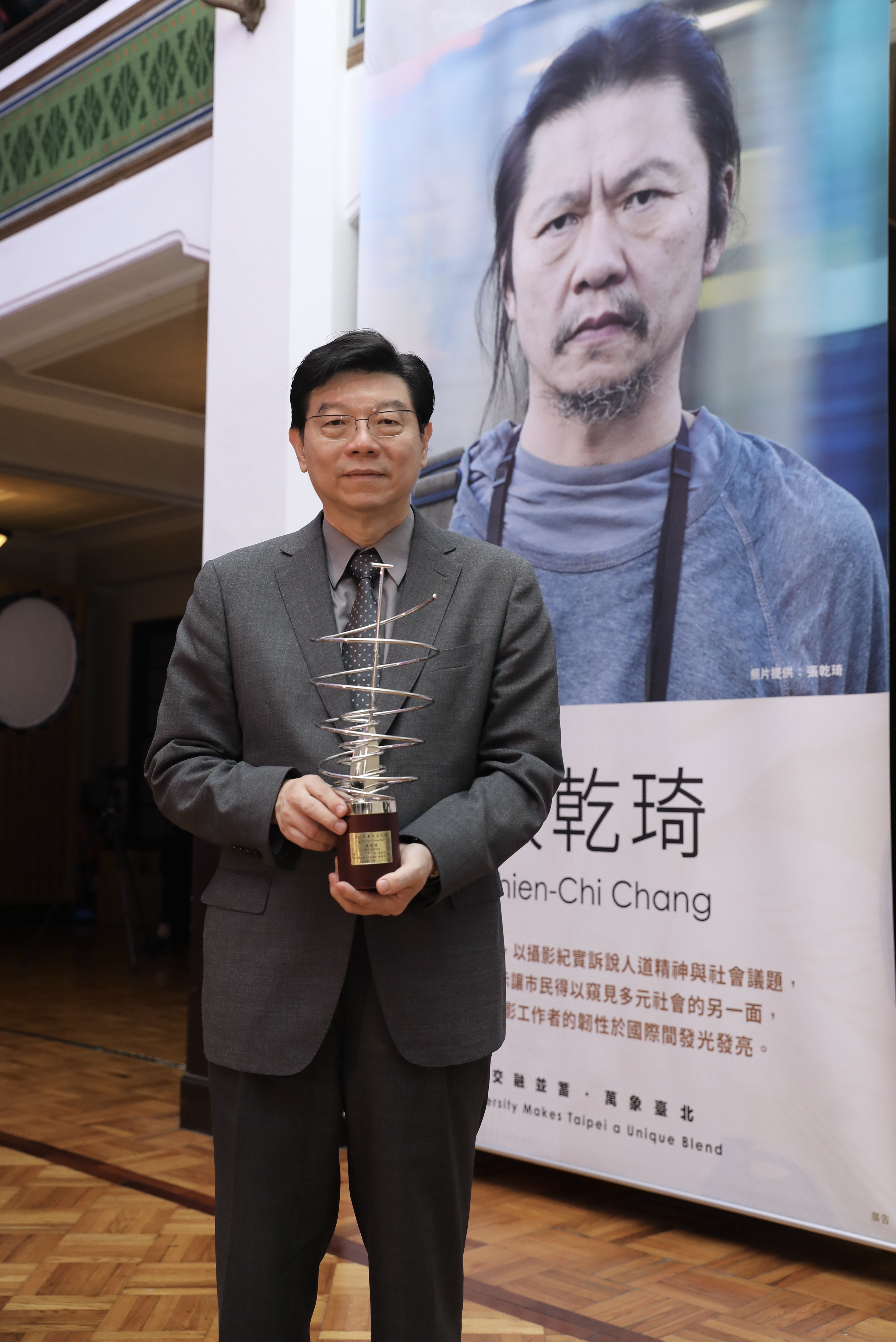 張乾琦獲得台北文化獎，由《鏡週刊》社長裴偉代為領獎。