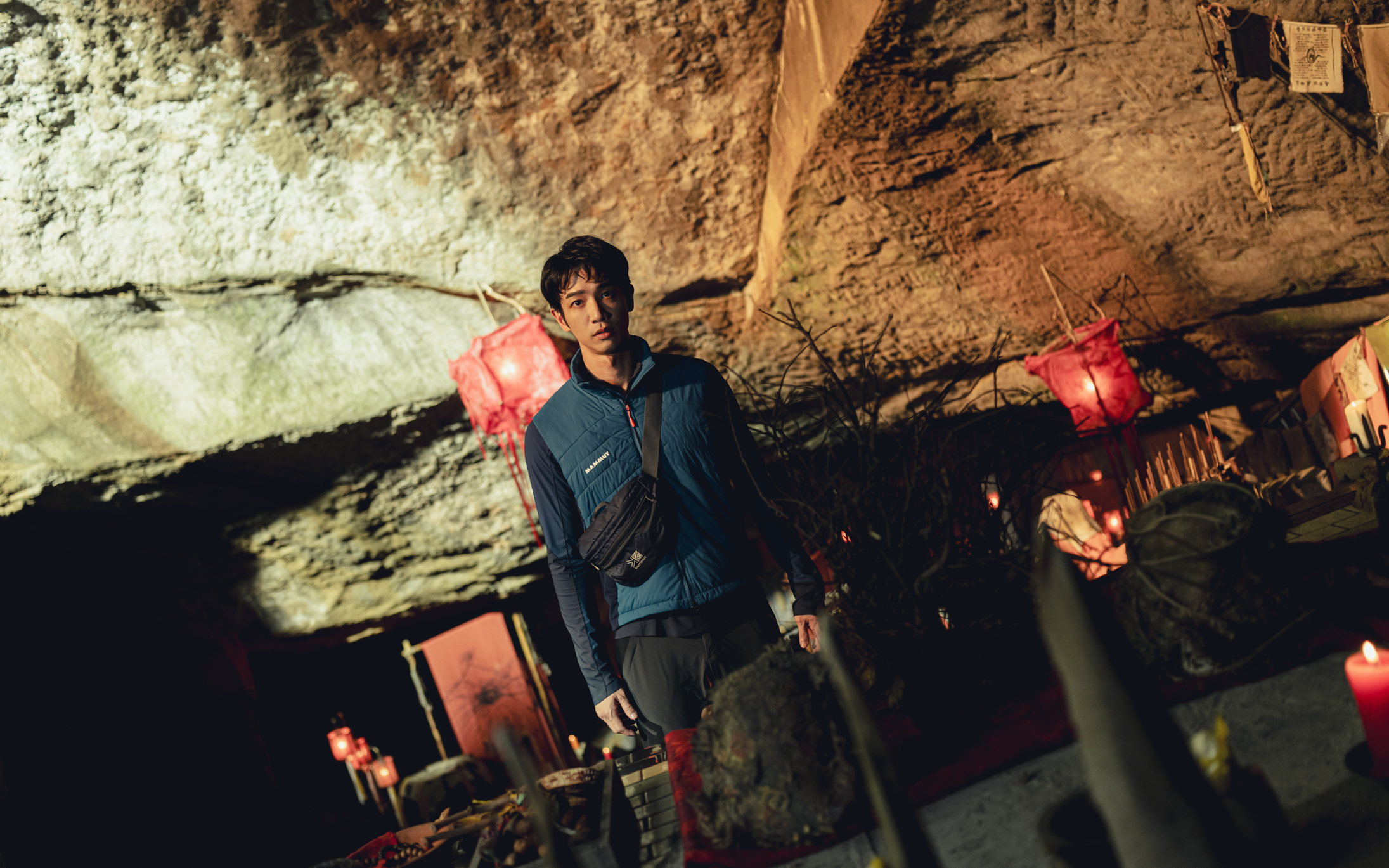 至地下洞窟取景，劉以豪一踏入現場莫名壓力襲來。（威視提供）