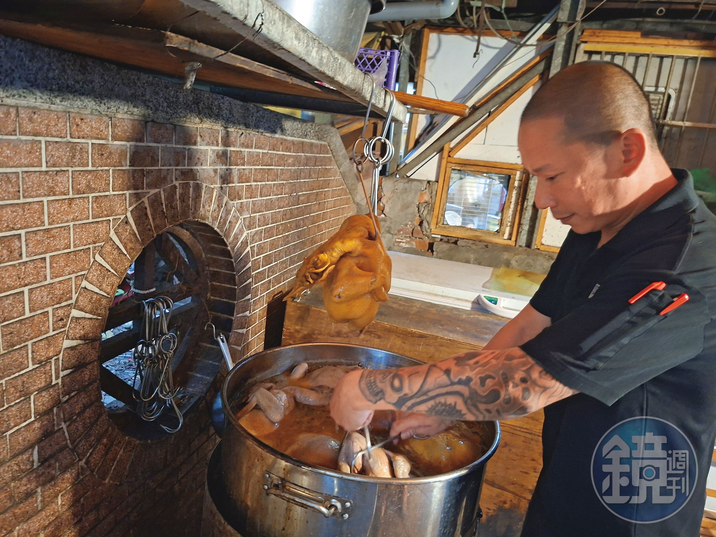 招牌菜之一的「好吃雞肉」，煮好後得入味、冰鎮，才有爽脆口感。吳威億每天晚上12點多收攤後，凌晨2點還得接著處理雞肉。