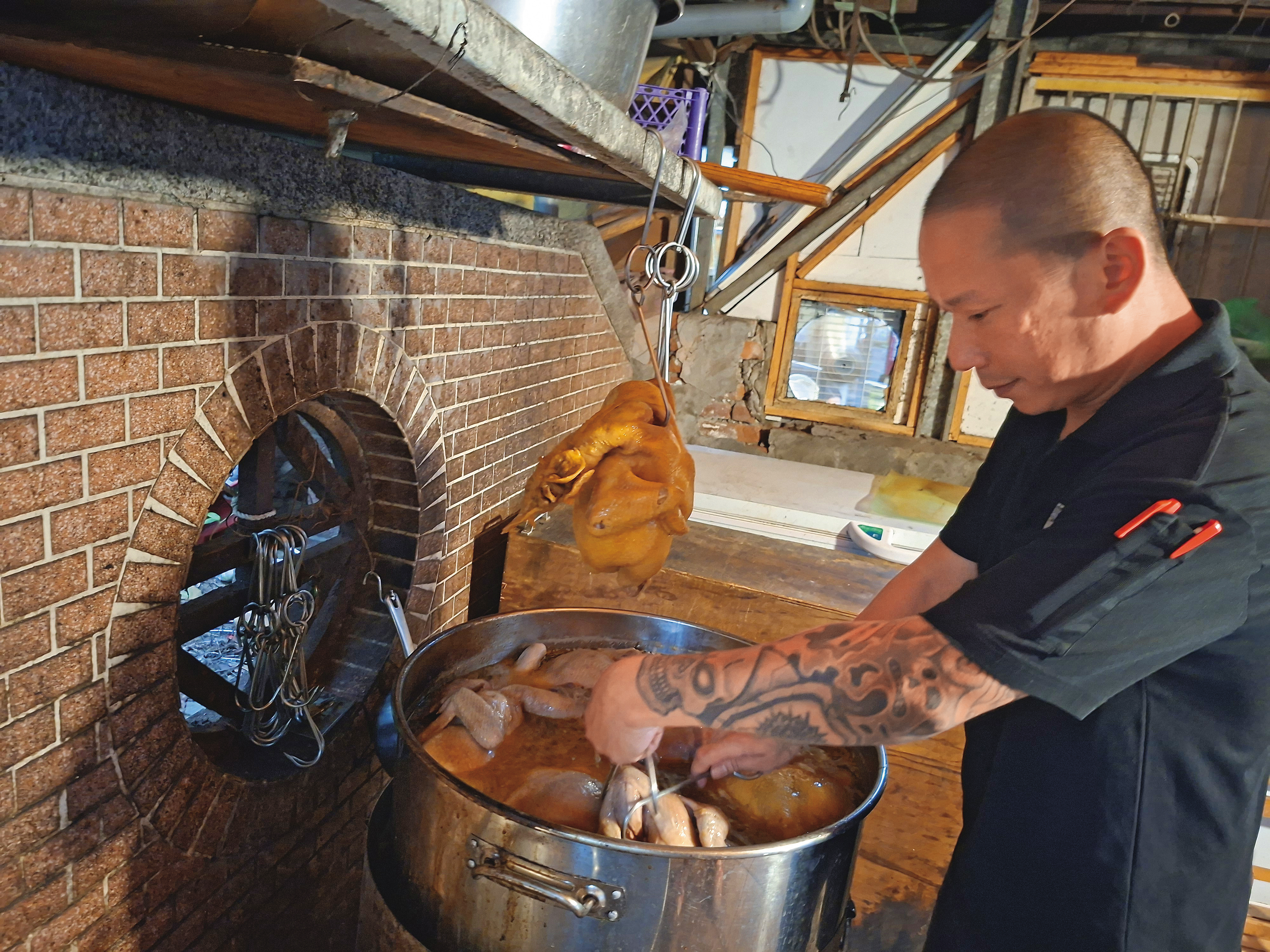 招牌菜之一的「好吃雞肉」,煮好後得入味、冰鎮,才有爽脆口感。吳威億每天晚上12點多收攤後,凌晨2點還得接著處理雞肉。