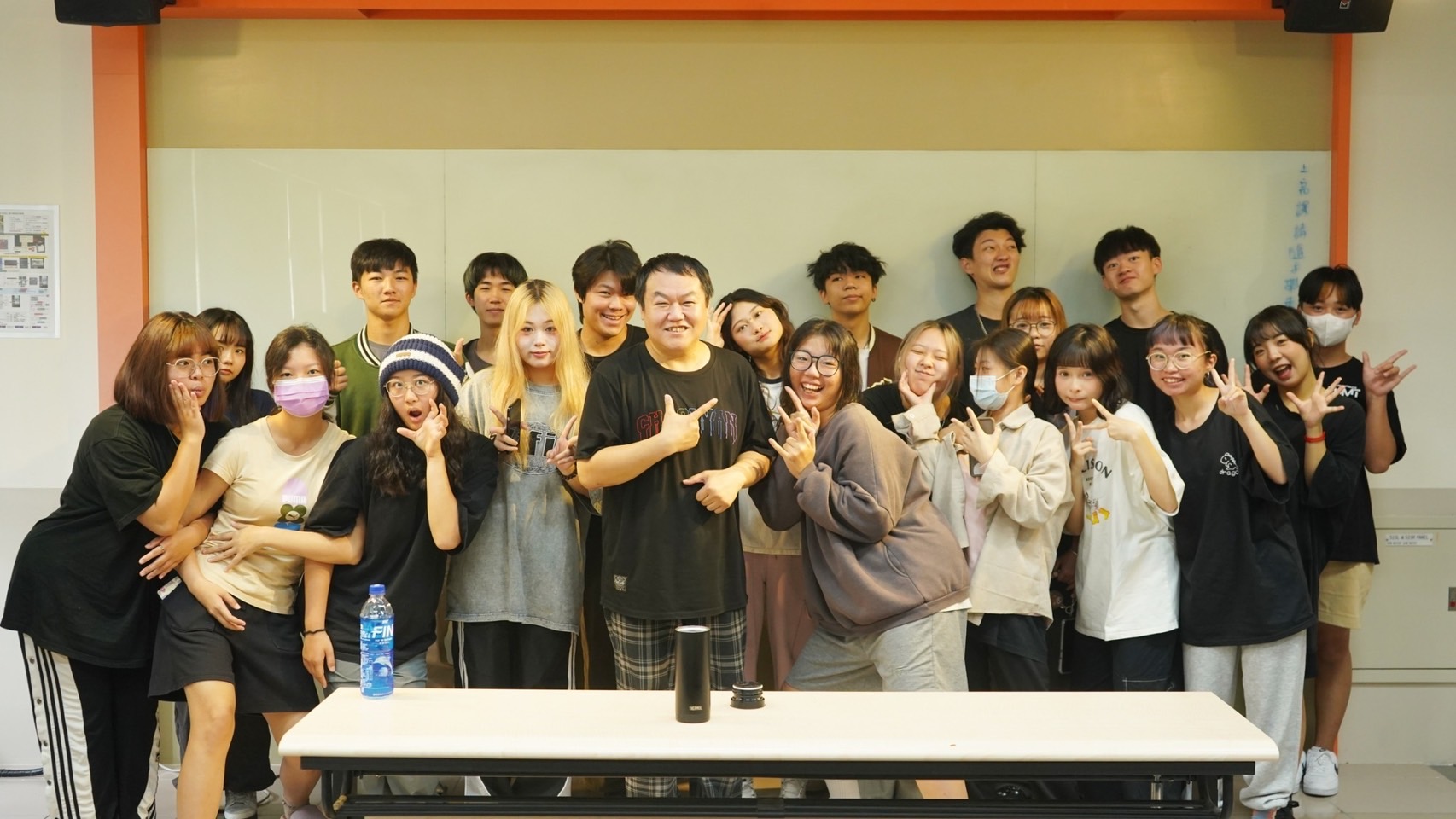 司徒建銘讓草爺轉型成功被封網紅「造星伯樂」，到台北海大演藝系擔任期中導師。（台北海大提供）