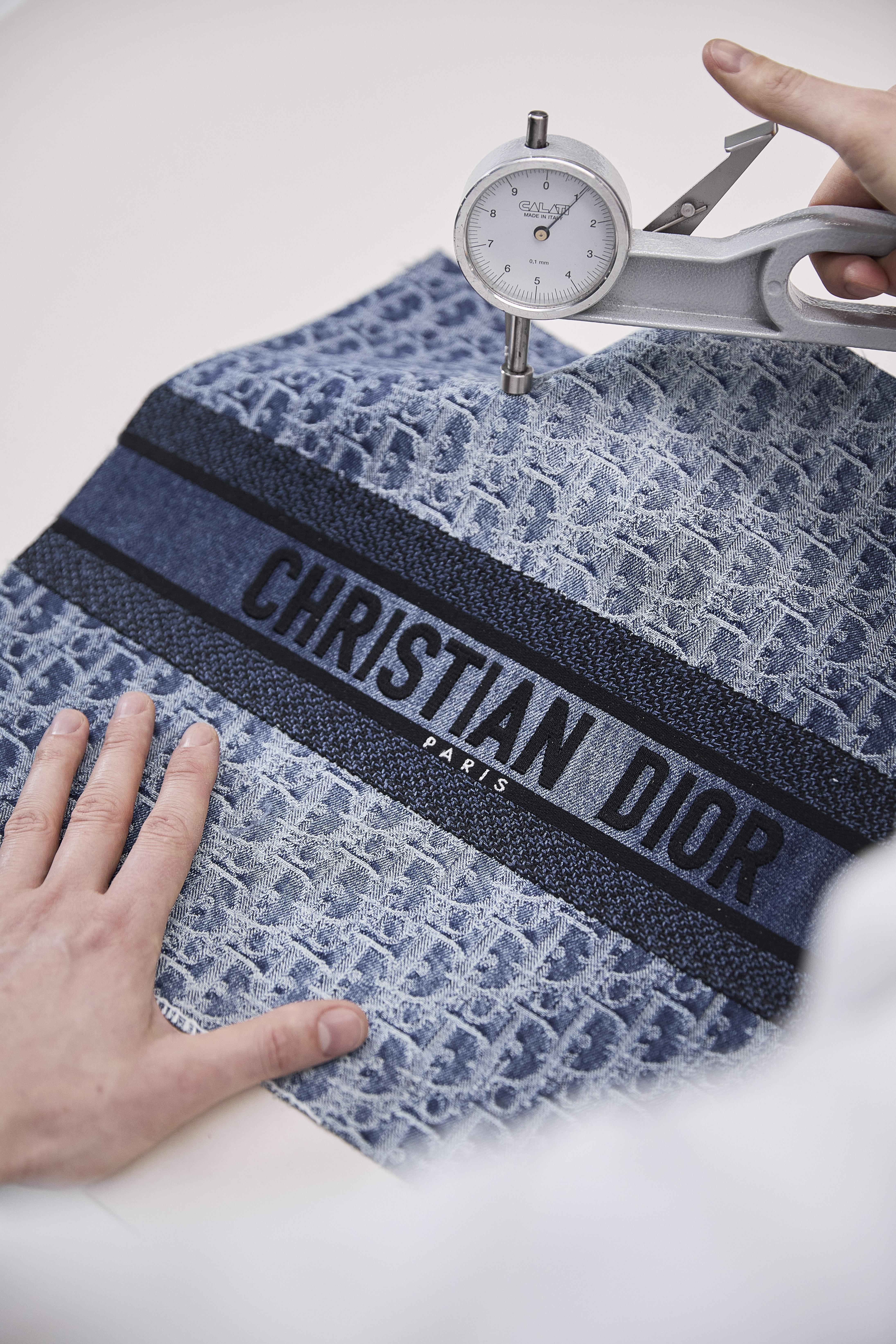Denim Oblique系列製作工藝。（DIOR提供）