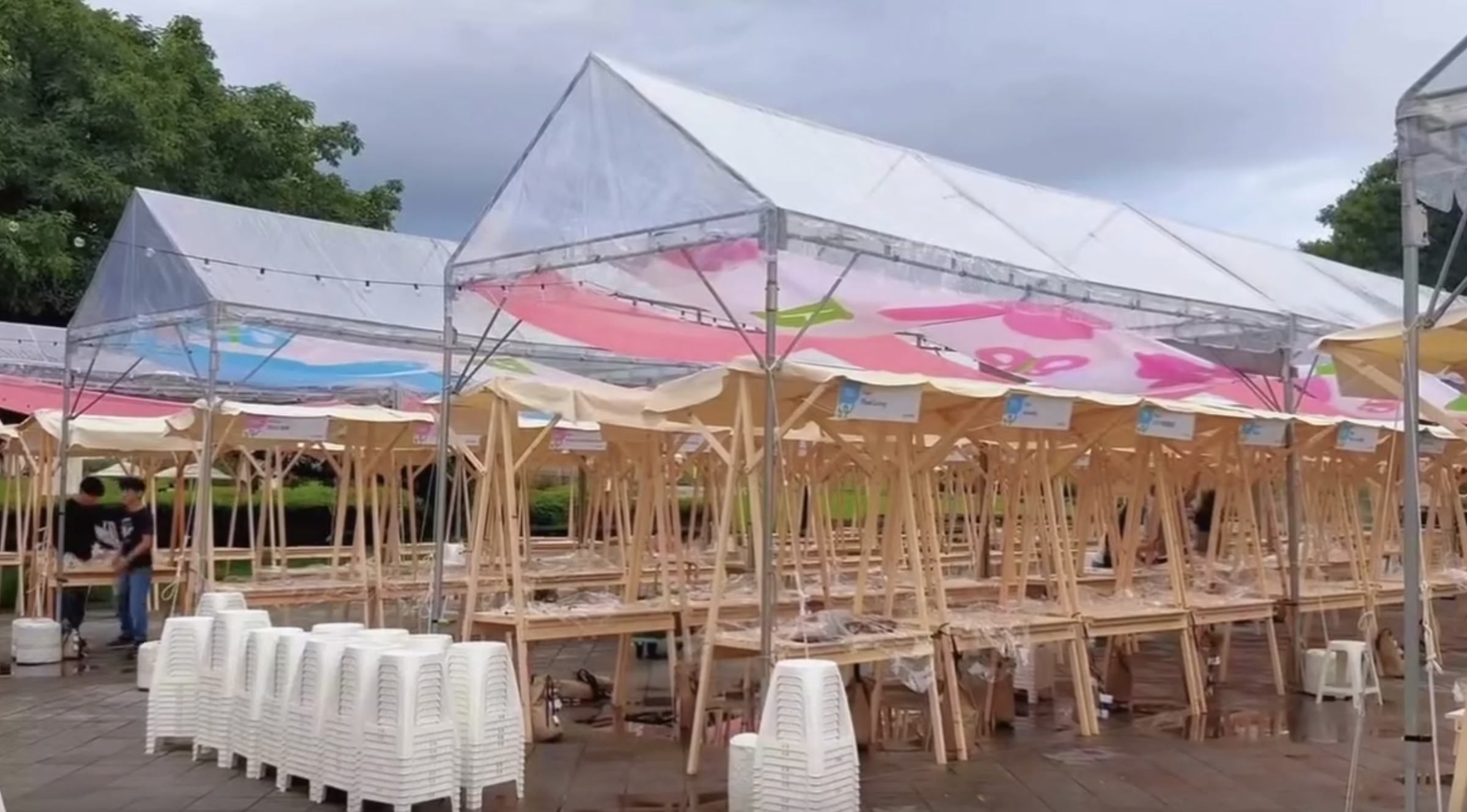 Pinkoi上週五於花博舉辦「品品節」市集，不料首日遭逢大雨且雨備不足，導致設計師攤位作品淋濕，現場一片狼藉。（翻攝自Threads＠ilovepinkoi）